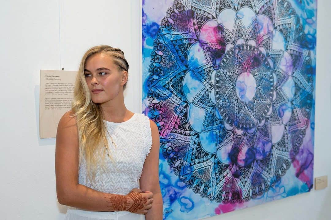 フェリシティー・パルマティアーのインスタグラム：「PSA: I’ve created an Instagram account solely dedicated to all my art projects. Follow @flickpalmateer.art to see 🌸🌸🌸 These moments are from “Bombora” my first solo exhibition in 2015. Paddington, Sydney #flickpalmateerart #felicitypalmateerart」