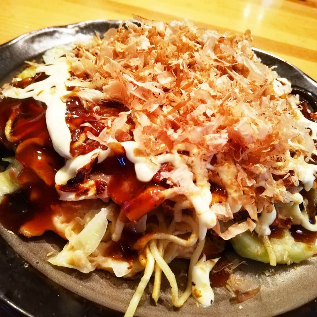 松本隆博のインスタグラム：「。 モーニングお好み焼き(^-^) 中はふわっとしっとり、 外はパリッと焼きそばが ええ仕事してる^^;。 食感が命やから！ お好み焼きは！(^ ^) …まなんやかんや言っても 豚玉が一番美味い。」