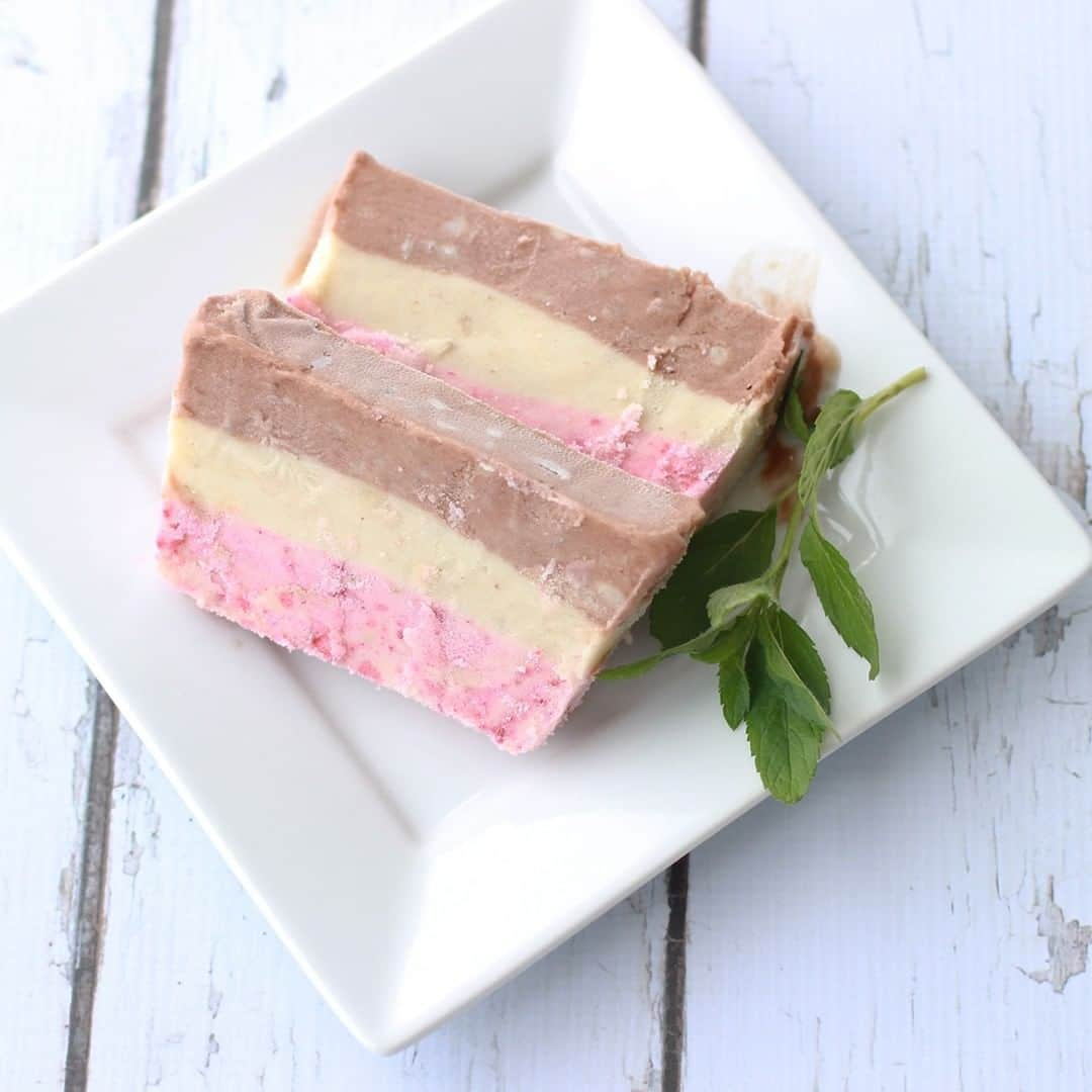 Yonanasのインスタグラム：「Do you have fond memories of Neapolitan ice cream as a kid? Recreate this classic ice cream favorite with our Neapolitan Yonanas Cake recipe. No dairy. No added sugar. Nothing but wholesome goodness.  Click the link in our profile for the recipe.」