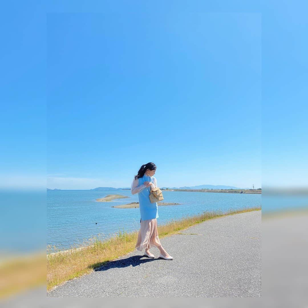 樋口みどりこさんのインスタグラム写真 - (樋口みどりこInstagram)「光合成大事🏄‍♀️🌊☀️ #june  #ootd  #rainyseason #fashion  #cordinate  #seethrough  #shirt #onepiece  #bag #chanel  #goodday  #sea #oceanview  #followｍe  #6月 #梅雨  #コーデ #ファッション  #ワンピース #青 #海 #きれい  #快晴 #絶景 #バッグ #ママのおさがり  #シャネル #みどりこのある暮らし #樋口みどりこ #おしゃれさんと繋がりたい」6月11日 11時08分 - higuchimidoriko