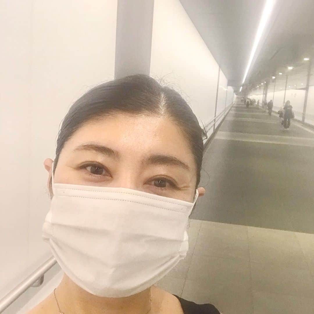 間々田佳子のインスタグラム：「日比谷線 虎ノ門ヒルズ駅初下車🎊 新しい駅  今日はタンゴシューズを履いて、顔のお仕事 コロナ冬眠からようやく目を覚ましました…😅 タンゴシューズに慣れてしまうと 普通のヒールは👠履けないです。 みなさんもお試しあれ！  #タンゴシューズ 今日は黒ですが、デザインのバリエーションありますよ！ #ヒールはテンションあがりますね そして #コアフェイスめちゃ気をつけるきっかけになります。 #コアトレ #8.5cmピンヒール #そうだ私はタンゴダンサーだった…笑笑 #表情筋研究家 #表情筋トレーニング  #コアフェイストレーニング」