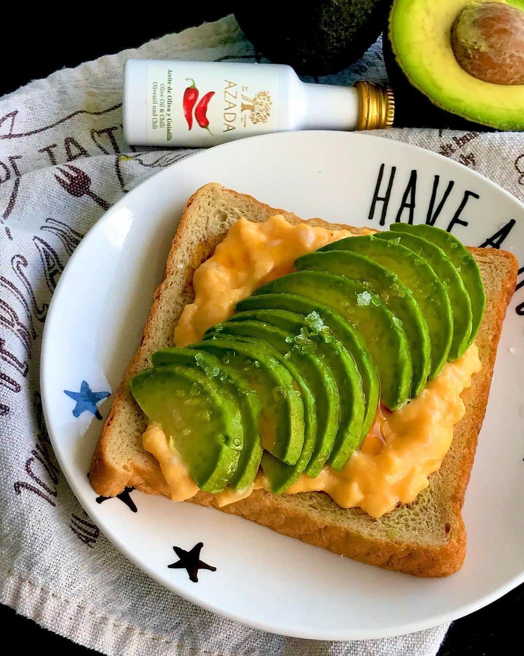 Li Tian の雑貨屋さんのインスタグラム写真 - (Li Tian の雑貨屋Instagram)「Mornin’ folks ☀️ Sneaking in a quick 5-min avocado scrambled egg toast in between work with the beautiful avocados from @greenies.sg sitting in the pantry 🥑 Perfect ripeness, jazzed up with fleur de sel and some drizzle of smoky good  @azada_real_food chilli olive oil gifted by a family member last year 🌶 Mmmm....Blissful  P.s. enjoy 10% off @greenies.sg storewide items till 21 Jun with “Dairyandcream10” promo code 🛒 🥑 🥕 • • • • #dairycreamkitchen #singapore #eggporn #igersjp #yummy #love #sgfood #foodporn #igsg #egg  #instafood #gourmet #beautifulcuisines #sgbakes #bonappetit #cafe #toast #bake #breakfast #bread #feedfeed #pastry #sgcafe #cake #homebaker #stayhomesg #homebake #sgpromo #sgonlineshop #homecooking」6月11日 11時21分 - dairyandcream