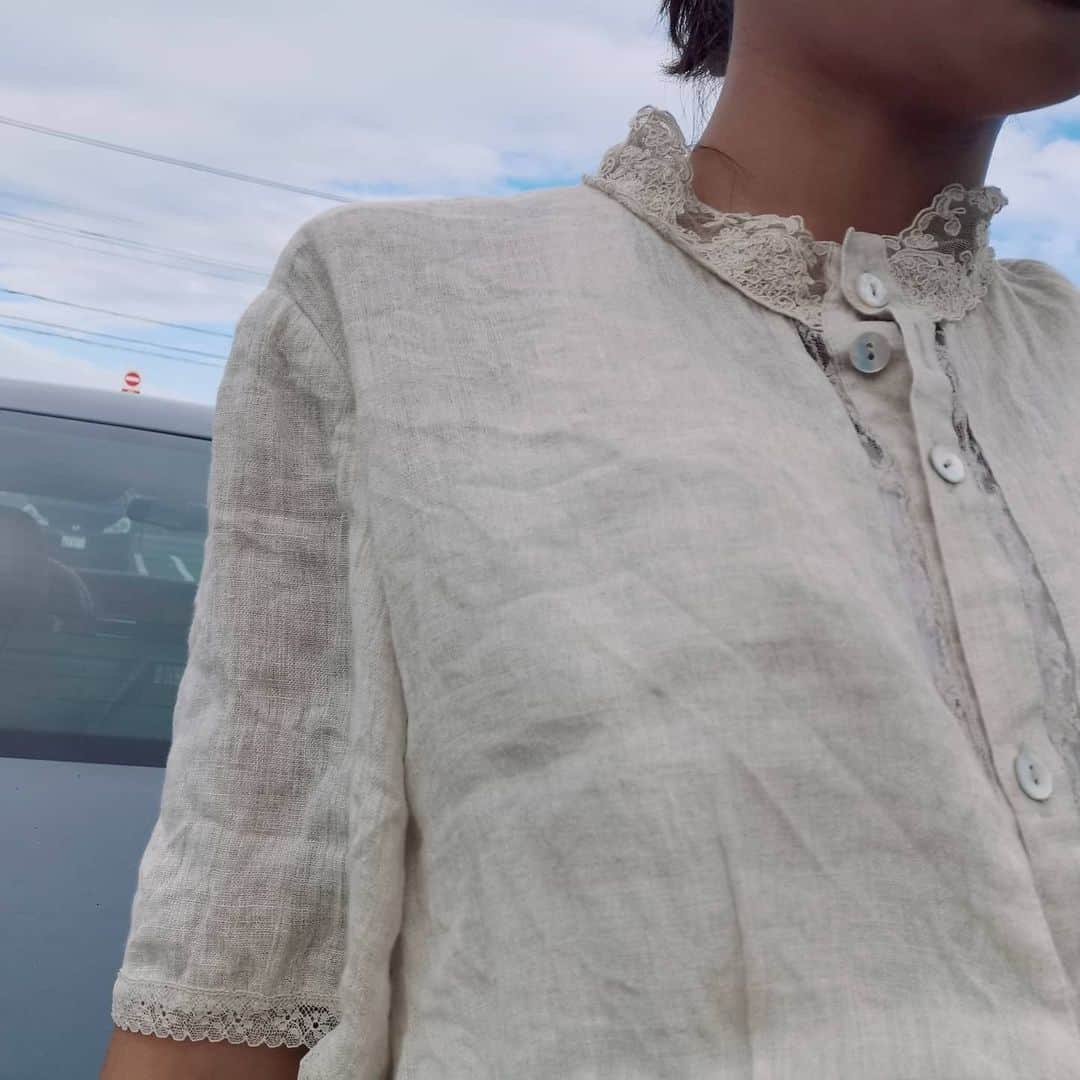 脇田恵子のインスタグラム：「古着屋さんで買った婦人服 肩パッド取った😛」
