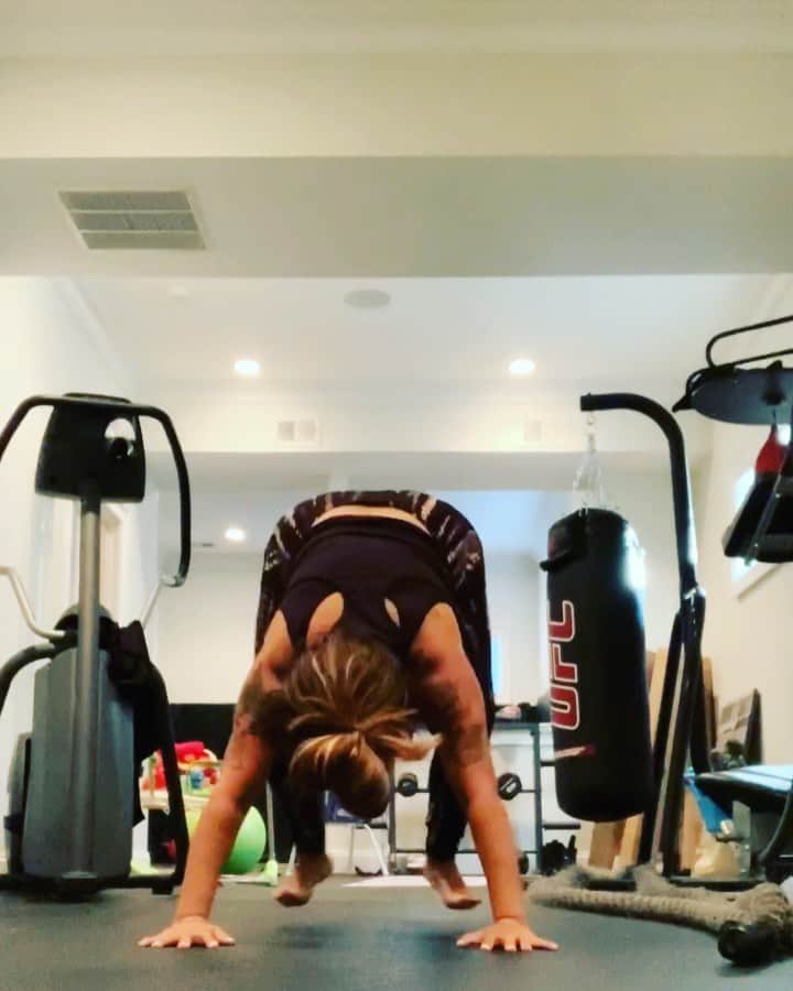 ニコール・ ポリッツィのインスタグラム：「70 burpees today 😭」