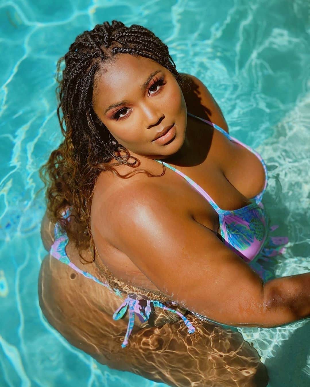 Teen Vogueさんのインスタグラム写真 - (Teen VogueInstagram)「"Health is not just determined by what you look like on the outside." 🗣️ Say it again, @lizzobeeating! Lizzo perfectly reminds trolls that her body is "none of your f*cking business" at the link in bio. 📸: @iwantalexx」6月11日 11時30分 - teenvogue