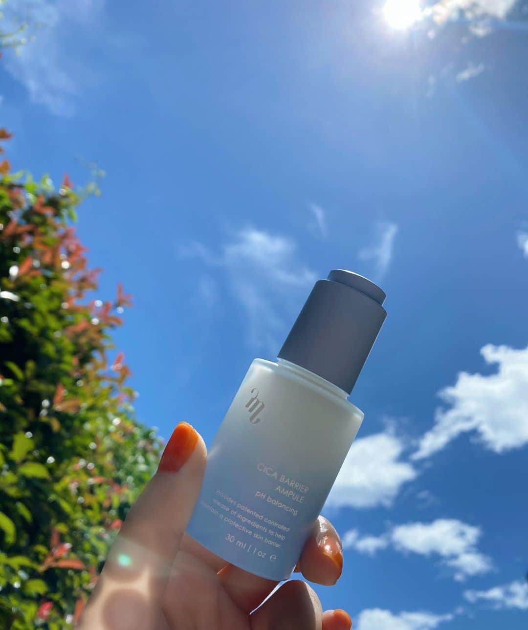 megbabyのインスタグラム：「昨日　@mgb_skin から新発売の『CICA BARRIER AMPULE』﻿ たくさんのご注文を頂き、本当にありがとうございます😭✨✨ シカケア+バリアケアのふたつが叶う﻿ 肌荒れが気になるセンシティブスキンの強い味方💪﻿🧏🏻‍♀️ ﻿ 🧡“肌荒れケア & うるおいバリア”💙﻿ ﻿ マスクや乾燥、紫外線、環境の変化……😷☀️﻿ 多様な要因からの肌荒れを防ぎ、バリア機能を高め安定の美しい肌へ🌈﻿ ・ ・  シカバリアアンプルが出来るまでの思いを話すとまた長くなってしまうのですが、 あらゆるトラブルに万能に効果のあるものがどうしても作りたくて、完成をした時は本当に感動して震えました🥺  まさに4段階で美肌へ導く魔法のアンプルできてしまったと自画自賛です🤦🏻‍♀️(本当に良すぎて言葉が見つからない)🧙🏻‍♀️🧪 ・ ・ ①今あるニキビや赤みなどの炎症ケア→②ニキビ跡の再生→③肌本来を強く潤いバリア形成→④最後の最後にニキビ跡の黒くなった天敵をやっつける！そして、メラニンを抑えて紫外線ケアまで👏🏻ニキビ跡って紫外線浴びるとほんとに消えなくて厄介なもの😟 ﻿ いつも使っているスキンケアなのになぜか急に肌に合わなくなったという時ないですか？💭 そんな時この子がいるだけで助けられる🥺  そのくらい私にはなくてはならないシカバリアアンプルです🥺  肌のゆらぐ時期ですし、今日から梅雨入りで肌環境がさらに悪くなる時の始まり💦こんな時期の救世主だと思ってぜひ試してみてほしい🦸🏼・ ・ 【PICK UP】一部の成分をご紹介👩‍🔬﻿ ツボクサエキス：肌荒れケアと肌再生﻿ ティーツリー葉油：炎症ケア﻿ セラミドコンプレックス：潤いバリア形成﻿ アルゴホワイト：紫外線ケア ・ ・ ﻿ 【RECOMMENDED】こんな方にオススメ ✅いつものスキンケアが肌に合わなくなった﻿ ✅最近敏感肌になった気がする﻿ ✅日常的にマスクが欠かせない﻿ ✅環境の変化が肌状態に影響しやすい﻿ ✅すぐに手応えがほしい ﻿  #mgbskin #megoodbeauty @megood__beauty 💙」