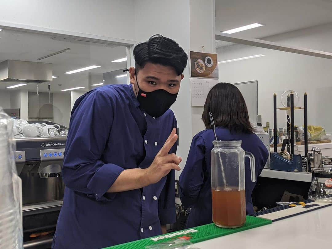 東京観光専門学校さんのインスタグラム写真 - (東京観光専門学校Instagram)「カフェサービス学科🧁 本日の仕込みをしつつ、明日の販売実習の仕込みも同時に行っています🙌 なかでも本日販売するジンジャーエールはオススメとのこと🤩 楽しみ〜😋 #カフェサービス学科　#販売実習　#ティラミス　#ジンジャーエール　#アイスコーヒー　#アイスカフェラテ　#明日は焼き菓子販売　#スイーツ男子　#カフェ男子　#パティシエ　#バリスタ　#お菓子作り好きな人と繋がりたい　#カフェ好きな人と繋がりたい　#製菓学校　#製菓男子」6月11日 11時33分 - tokan_1967