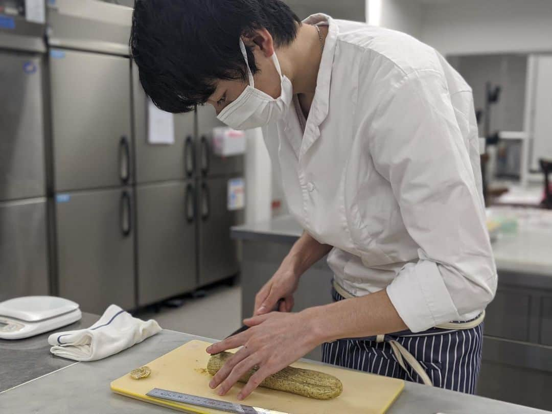 東京観光専門学校さんのインスタグラム写真 - (東京観光専門学校Instagram)「カフェサービス学科🧁 本日の仕込みをしつつ、明日の販売実習の仕込みも同時に行っています🙌 なかでも本日販売するジンジャーエールはオススメとのこと🤩 楽しみ〜😋 #カフェサービス学科　#販売実習　#ティラミス　#ジンジャーエール　#アイスコーヒー　#アイスカフェラテ　#明日は焼き菓子販売　#スイーツ男子　#カフェ男子　#パティシエ　#バリスタ　#お菓子作り好きな人と繋がりたい　#カフェ好きな人と繋がりたい　#製菓学校　#製菓男子」6月11日 11時33分 - tokan_1967