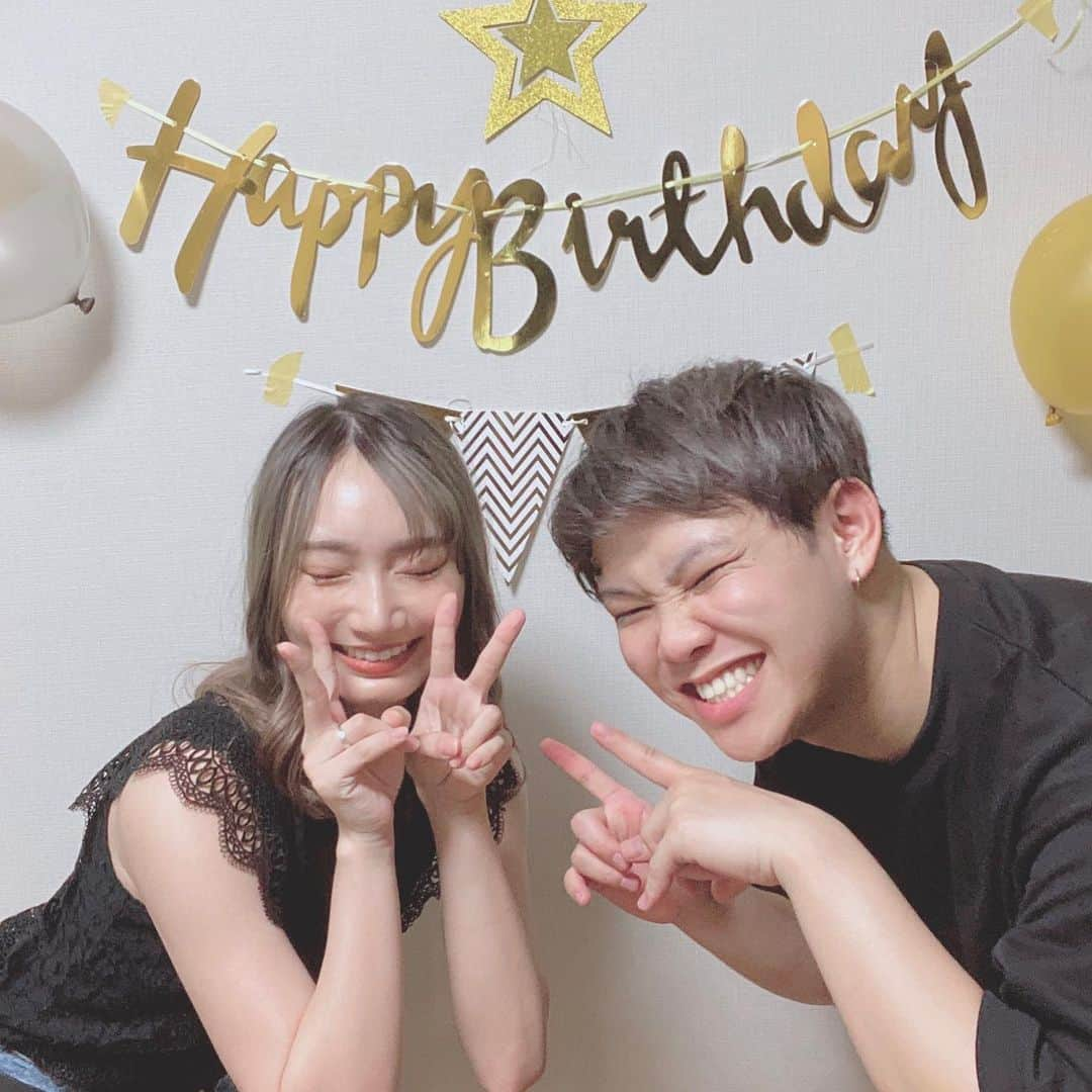 ゆりのインスタグラム：「遅れましたが、先日誕生日を迎えました。 去年からYouTubeを初めて、今までやってきたことないことにたくさん挑戦できてとても充実した1年でした。今の生活とか今の私って、去年の私からしたら全然想像できなくて、本当にみんなのお陰だなって。すごいや...本当にいつもありがとう ワタルに祝ってもらうのももう3度目で、相変わらず最高すぎて未だに余韻に浸ってます。本当にいい男。たぶん一生分の運使い果たした。誕生日の様子動画上がってるから見てね🥺 今年は今まで頑張ってきたことも頑張りつつ、新しいことにもたくさん挑戦したいな。引きこもり素質だから気軽に遊べるお友達もたくさん作りたいし、自分の趣味にめちゃくちゃお金かけてみたりノリでどっか行ってみたりもしたいな。これからもよろしくお願いします🥰」