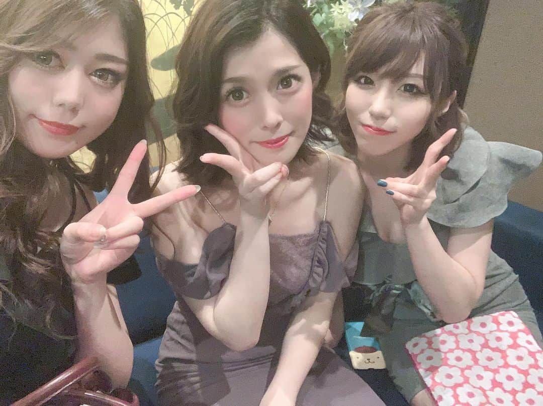 うららのインスタグラム：「・ ・ ・ 2ヶ月ぶりの出勤💗 りあちゃんみみちゃん 写真撮ってくれた🥰💓 ・ @vellugue_urara_official  @vellugue_keiyo  #キャバクラ#キャバ嬢#ヨルキン #船橋#西船橋#ヴェルージュ #お酒好きな人と繋がりたい」