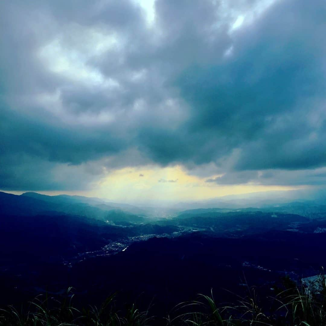 斎藤工（齊藤工）さんのインスタグラム写真 - (斎藤工（齊藤工）Instagram)「いつぞやの空 in 台湾 「ＢＧ」傑作選　今から﻿ ﻿ photo : @takumisaitoh_official ﻿ #bg身辺警護人 #木村拓哉 #誤差なし ﻿ #tokyoteleworkfilm﻿ #でぃすたんす #明日プレミア﻿上映 #stayhomeminitheater ﻿ #minitheaterpark」6月11日 20時59分 - takumisaitoh_official