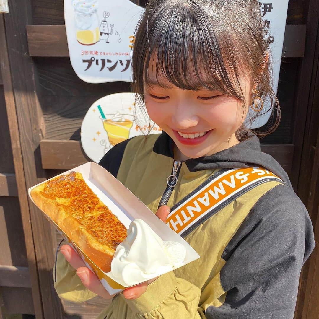 出口結菜さんのインスタグラム写真 - (出口結菜Instagram)「《⛩#おかけ横丁　#プリンと食パンの鉄人》﻿ ﻿ 🍮伊勢プリントースト（¥500）﻿ ﻿ ﻿ おかげ横丁の中でも行列が絶えないお店❕﻿ ﻿ ﻿ 何回見ても並んでて、﻿ 私も気になって並んじゃいました！！🥺💗﻿ ﻿ ﻿ 私は看板メニューにもあるプリントーストを頼んだんやけど、、、、！﻿ ﻿ ﻿ これは食べなきゃ損！！！！！﻿ ﻿ ﻿ ﻿ プリンで浸したフレンチトーストって感じで﻿ 甘党、プリン好きは絶対食べた方がいい💛💛💛﻿ ﻿ ﻿ ベタベタしすぎず食べやすいし、﻿ しっかりプリンが染み渡ってて、、﻿ ﻿ ﻿ これはほんまに美味しかった。。﻿ ﻿ ﻿ ﻿ ﻿ 上のカラメルもあま〜いし、﻿ 横についてる生クリームとソフトクリームもめっちゃ合う✌️✌️✌️✌️﻿ ﻿ ﻿ ﻿ 店内は小さくて、席もないけど可愛いし﻿ プリンもお持ち帰りできるみたい！！！！﻿ ﻿ ﻿ ﻿ プリントースト以外にも飲むプリン、？のやつも有名みたいやから次行った時は２つとも頼みたいレベル🤤﻿ ﻿ ﻿ \行列並ぶべし！笑/﻿ ﻿ ﻿ ﻿ ____________________________________________________﻿ ﻿ ❤️ 三重県伊勢市宇治今在家町24 ﻿ 💗五十鈴川駅から🚶‍♀️15分ぐらい﻿ 💛10時〜17時﻿ 💚テイクアウトのみ、﻿ ﻿ _____________________________________________________﻿ ﻿ #プリントースト #伊勢 #🍮 #🍞 #伊勢神宮 #伊勢カフェ #伊勢神宮おかげ横丁 #伊勢グルメ #伊勢名物 #三重 #三重グルメ #三重観光 #食べ歩き #食べ歩きグルメ #スイーツ #sweets #行列 #行列グルメ #甘党 #甘党女子 #グルメ  #instafood #instagood #instalike#instagram #過去pic #ラビグルメ」6月11日 21時03分 - yui_laby0622