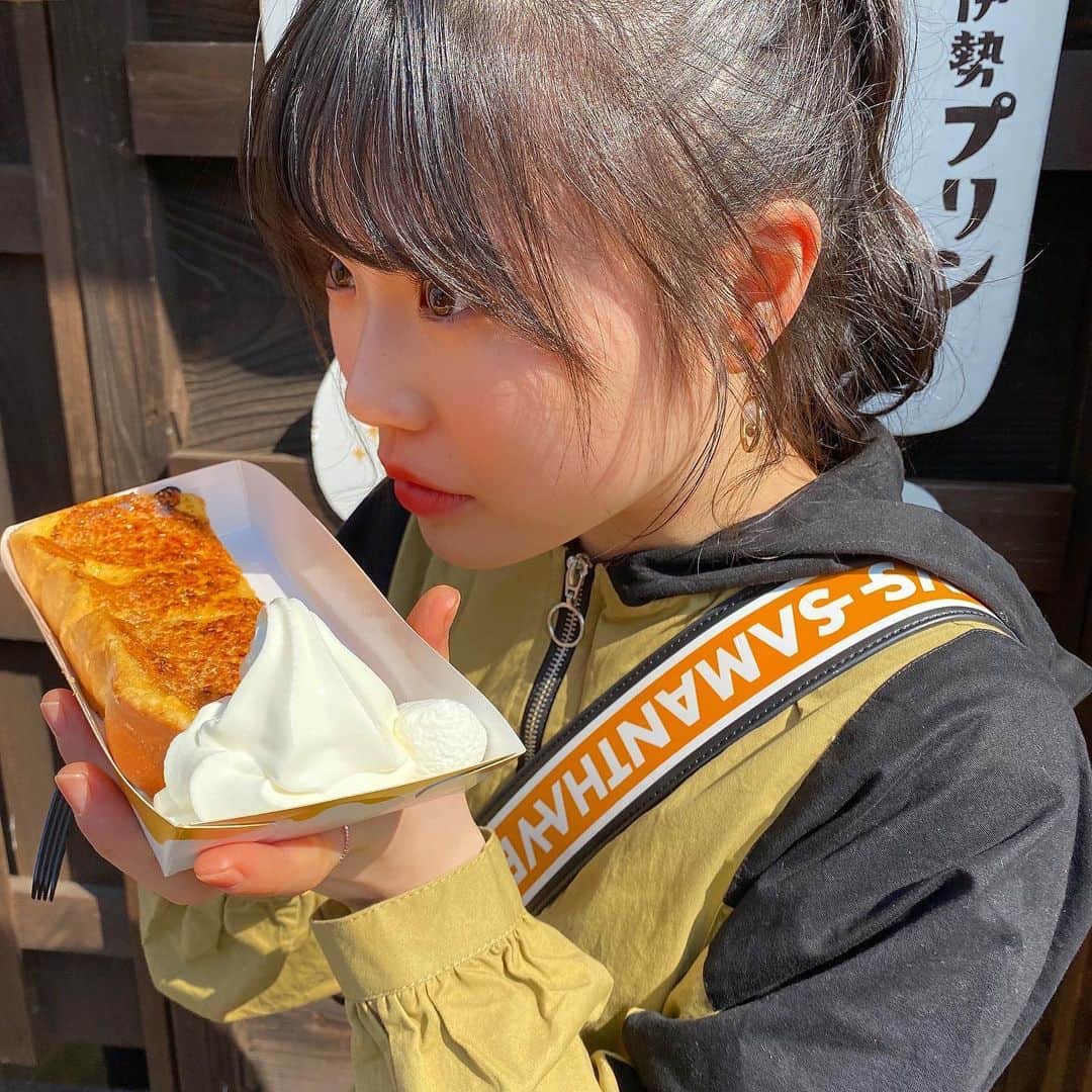 出口結菜さんのインスタグラム写真 - (出口結菜Instagram)「《⛩#おかけ横丁　#プリンと食パンの鉄人》﻿ ﻿ 🍮伊勢プリントースト（¥500）﻿ ﻿ ﻿ おかげ横丁の中でも行列が絶えないお店❕﻿ ﻿ ﻿ 何回見ても並んでて、﻿ 私も気になって並んじゃいました！！🥺💗﻿ ﻿ ﻿ 私は看板メニューにもあるプリントーストを頼んだんやけど、、、、！﻿ ﻿ ﻿ これは食べなきゃ損！！！！！﻿ ﻿ ﻿ ﻿ プリンで浸したフレンチトーストって感じで﻿ 甘党、プリン好きは絶対食べた方がいい💛💛💛﻿ ﻿ ﻿ ベタベタしすぎず食べやすいし、﻿ しっかりプリンが染み渡ってて、、﻿ ﻿ ﻿ これはほんまに美味しかった。。﻿ ﻿ ﻿ ﻿ ﻿ 上のカラメルもあま〜いし、﻿ 横についてる生クリームとソフトクリームもめっちゃ合う✌️✌️✌️✌️﻿ ﻿ ﻿ ﻿ 店内は小さくて、席もないけど可愛いし﻿ プリンもお持ち帰りできるみたい！！！！﻿ ﻿ ﻿ ﻿ プリントースト以外にも飲むプリン、？のやつも有名みたいやから次行った時は２つとも頼みたいレベル🤤﻿ ﻿ ﻿ \行列並ぶべし！笑/﻿ ﻿ ﻿ ﻿ ____________________________________________________﻿ ﻿ ❤️ 三重県伊勢市宇治今在家町24 ﻿ 💗五十鈴川駅から🚶‍♀️15分ぐらい﻿ 💛10時〜17時﻿ 💚テイクアウトのみ、﻿ ﻿ _____________________________________________________﻿ ﻿ #プリントースト #伊勢 #🍮 #🍞 #伊勢神宮 #伊勢カフェ #伊勢神宮おかげ横丁 #伊勢グルメ #伊勢名物 #三重 #三重グルメ #三重観光 #食べ歩き #食べ歩きグルメ #スイーツ #sweets #行列 #行列グルメ #甘党 #甘党女子 #グルメ  #instafood #instagood #instalike#instagram #過去pic #ラビグルメ」6月11日 21時03分 - yui_laby0622