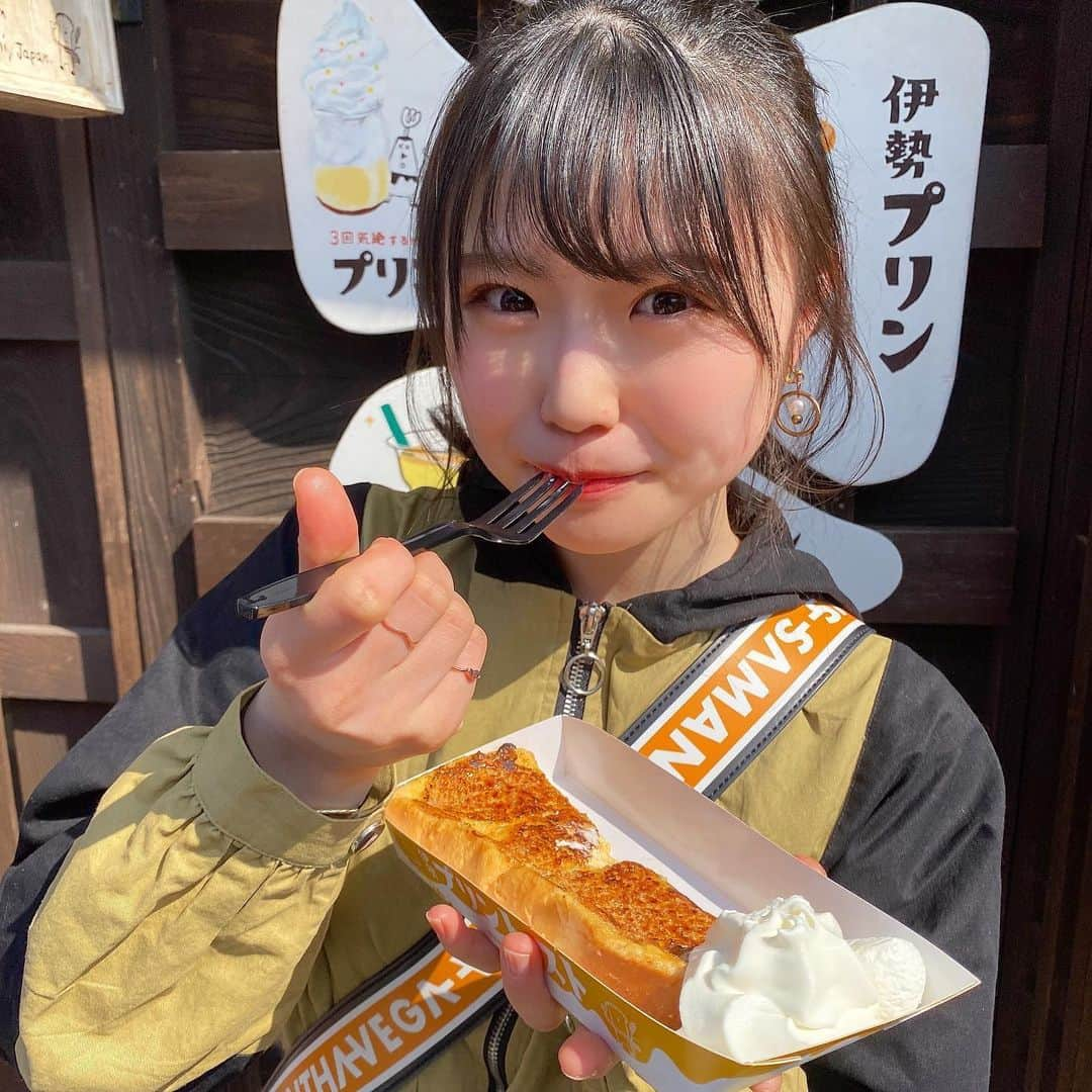 出口結菜さんのインスタグラム写真 - (出口結菜Instagram)「《⛩#おかけ横丁　#プリンと食パンの鉄人》﻿ ﻿ 🍮伊勢プリントースト（¥500）﻿ ﻿ ﻿ おかげ横丁の中でも行列が絶えないお店❕﻿ ﻿ ﻿ 何回見ても並んでて、﻿ 私も気になって並んじゃいました！！🥺💗﻿ ﻿ ﻿ 私は看板メニューにもあるプリントーストを頼んだんやけど、、、、！﻿ ﻿ ﻿ これは食べなきゃ損！！！！！﻿ ﻿ ﻿ ﻿ プリンで浸したフレンチトーストって感じで﻿ 甘党、プリン好きは絶対食べた方がいい💛💛💛﻿ ﻿ ﻿ ベタベタしすぎず食べやすいし、﻿ しっかりプリンが染み渡ってて、、﻿ ﻿ ﻿ これはほんまに美味しかった。。﻿ ﻿ ﻿ ﻿ ﻿ 上のカラメルもあま〜いし、﻿ 横についてる生クリームとソフトクリームもめっちゃ合う✌️✌️✌️✌️﻿ ﻿ ﻿ ﻿ 店内は小さくて、席もないけど可愛いし﻿ プリンもお持ち帰りできるみたい！！！！﻿ ﻿ ﻿ ﻿ プリントースト以外にも飲むプリン、？のやつも有名みたいやから次行った時は２つとも頼みたいレベル🤤﻿ ﻿ ﻿ \行列並ぶべし！笑/﻿ ﻿ ﻿ ﻿ ____________________________________________________﻿ ﻿ ❤️ 三重県伊勢市宇治今在家町24 ﻿ 💗五十鈴川駅から🚶‍♀️15分ぐらい﻿ 💛10時〜17時﻿ 💚テイクアウトのみ、﻿ ﻿ _____________________________________________________﻿ ﻿ #プリントースト #伊勢 #🍮 #🍞 #伊勢神宮 #伊勢カフェ #伊勢神宮おかげ横丁 #伊勢グルメ #伊勢名物 #三重 #三重グルメ #三重観光 #食べ歩き #食べ歩きグルメ #スイーツ #sweets #行列 #行列グルメ #甘党 #甘党女子 #グルメ  #instafood #instagood #instalike#instagram #過去pic #ラビグルメ」6月11日 21時03分 - yui_laby0622