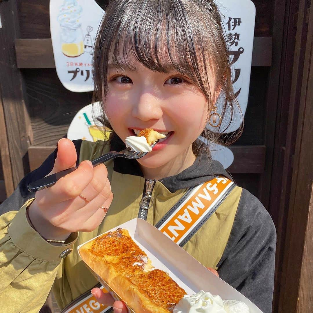 出口結菜さんのインスタグラム写真 - (出口結菜Instagram)「《⛩#おかけ横丁　#プリンと食パンの鉄人》﻿ ﻿ 🍮伊勢プリントースト（¥500）﻿ ﻿ ﻿ おかげ横丁の中でも行列が絶えないお店❕﻿ ﻿ ﻿ 何回見ても並んでて、﻿ 私も気になって並んじゃいました！！🥺💗﻿ ﻿ ﻿ 私は看板メニューにもあるプリントーストを頼んだんやけど、、、、！﻿ ﻿ ﻿ これは食べなきゃ損！！！！！﻿ ﻿ ﻿ ﻿ プリンで浸したフレンチトーストって感じで﻿ 甘党、プリン好きは絶対食べた方がいい💛💛💛﻿ ﻿ ﻿ ベタベタしすぎず食べやすいし、﻿ しっかりプリンが染み渡ってて、、﻿ ﻿ ﻿ これはほんまに美味しかった。。﻿ ﻿ ﻿ ﻿ ﻿ 上のカラメルもあま〜いし、﻿ 横についてる生クリームとソフトクリームもめっちゃ合う✌️✌️✌️✌️﻿ ﻿ ﻿ ﻿ 店内は小さくて、席もないけど可愛いし﻿ プリンもお持ち帰りできるみたい！！！！﻿ ﻿ ﻿ ﻿ プリントースト以外にも飲むプリン、？のやつも有名みたいやから次行った時は２つとも頼みたいレベル🤤﻿ ﻿ ﻿ \行列並ぶべし！笑/﻿ ﻿ ﻿ ﻿ ____________________________________________________﻿ ﻿ ❤️ 三重県伊勢市宇治今在家町24 ﻿ 💗五十鈴川駅から🚶‍♀️15分ぐらい﻿ 💛10時〜17時﻿ 💚テイクアウトのみ、﻿ ﻿ _____________________________________________________﻿ ﻿ #プリントースト #伊勢 #🍮 #🍞 #伊勢神宮 #伊勢カフェ #伊勢神宮おかげ横丁 #伊勢グルメ #伊勢名物 #三重 #三重グルメ #三重観光 #食べ歩き #食べ歩きグルメ #スイーツ #sweets #行列 #行列グルメ #甘党 #甘党女子 #グルメ  #instafood #instagood #instalike#instagram #過去pic #ラビグルメ」6月11日 21時03分 - yui_laby0622