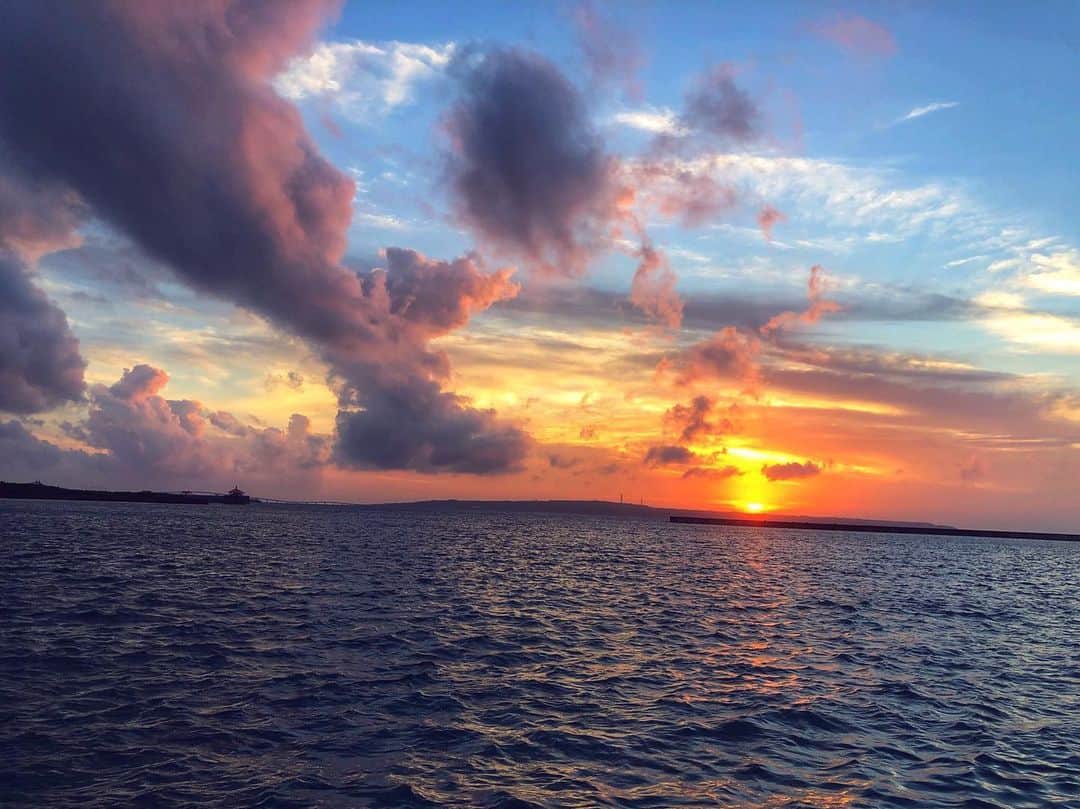 川平聖さんのインスタグラム写真 - (川平聖Instagram)「夕日！！！！️️️⛅️ すごい綺麗で絵のように見える。。。 ・ #夕日 #夕日が綺麗 #半分青空なのも良い #雲の感じも良い #空  #ひじリゾート」6月11日 21時14分 - hijiri__hkt48