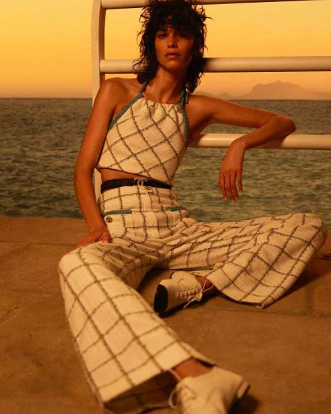 小松菜奈さんのインスタグラム写真 - (小松菜奈Instagram)「CHANEL -Cruise2020/21Collection- 今回発表されたコレクション 地中海を巡る旅へオマージュを捧げたコレクション。 ヴィルジニーは、今という時代からインスピレーションを受けて生み出すクリエイションによって洋服に命を吹き込んでいる。今回もとても素晴らしく好みで、早く実際に見て着てみたいものがたくさんでわくわくするな🌹  今という時代に生きてる限り 私自身も今自分が出来ることが何かを考え、学び、感じて自分なりにそれをどう表現して伝えるか模索しながら周りに与えられたらいいなと思います。  進化し続けるCHANELを楽しみにしています！」6月11日 21時07分 - konichan7