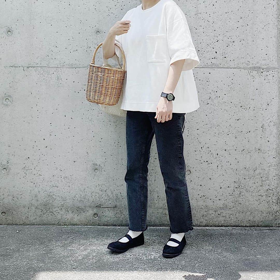 ryokoさんのインスタグラム写真 - (ryokoInstagram)「▪︎ . 白黒とカゴ . . . tee #kapital  bottoms #apc shoes #moonstarshoes  bag #menui」6月11日 21時11分 - ryo___ka