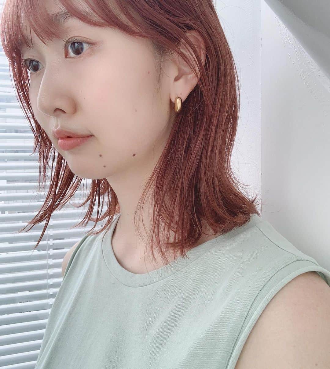 福間エリサさんのインスタグラム写真 - (福間エリサInstagram)「🧜🏻‍♀️🍓気分転換♡﻿ ﻿ 似合いますか…？？笑﻿ ﻿ ジャキさん、ありがとうございます！﻿ @yanagihara_hiroki ﻿ . . .  #無敵ピンク﻿ #ピンクベージュ﻿ #ピンクヘア﻿ #ミディアム﻿ #マーメイドカラー #イメチェン﻿ #そういえば私30歳だった﻿ ﻿ ﻿ ♡ 新生活で美容院を探してるお客様大歓迎です♡﻿ ﻿ 私のお客様は、﻿ 《20〜30代の大学生〜社会人の働く女性のお客様》中心です。﻿ ﻿ ・落ち着いてるのに透明感のある髪色にしたい﻿ ・職場で好印象に見えたい﻿ ・自分でも扱いやすいカットにして欲しい﻿ ﻿ ﻿ 新型コロナウイルス対策として﻿ 衛生管理も徹底して行っております。﻿ 詳しくはストーリーのハイライトに掲載しております。﻿ ﻿ -----------------﻿ ✂︎ZACC vie ✂︎﻿ 🚋表参道駅【B2】出口出てすぐ！﻿ ご予約専用ダイヤル☎︎03-5468-5882﻿ 【火曜定休・水曜臨時定休】﻿ -----------------﻿ ✂︎price✂︎﻿ 《前髪cut》¥1.100﻿ 《cut》¥7.700﻿ 《cut&color》 ¥17.050﻿ 《cut&perm》 ¥16.500〜﻿ 《cut&color&treatment》 ¥24.200〜﻿ 《髪質改善》¥14.300〜﻿ ----------------﻿ ﻿」6月11日 21時12分 - erisa_fukuma
