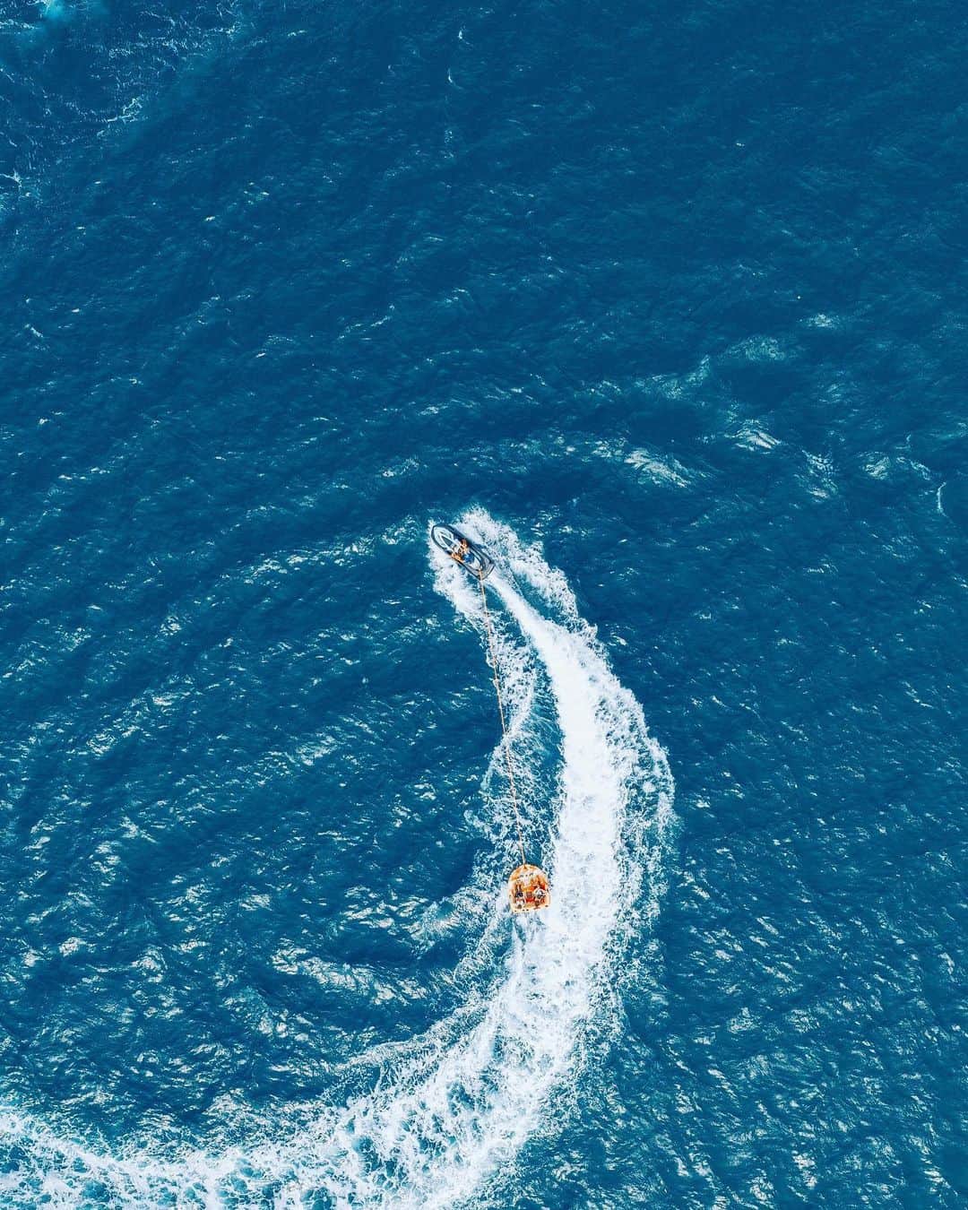 shinichi38のインスタグラム：「﻿ ﻿ Over the waves 🌊﻿ ﻿」