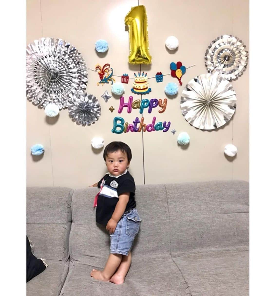 輝良まさとさんのインスタグラム写真 - (輝良まさとInstagram)「・ 真那人、1歳のお誕生日おめでとう❤️❤️❤️ ・ 1年前の今日、無事に産声をあげて産まれてきてくれたことを昨日のことのように鮮明に覚えてます❣️ 出産を終えたとき、無事に会えた安心の方が大きくて、後から主人が撮ってくれたムービーを見て涙が出てきました😭 ・ この1年間育児をしていて『もーー大変、無理、しんどい‼️』と思ったことは1度もなく、むしろとても楽しんで子育てすることができたのはやっぱり賢人のお陰🙏 ずーっとしたかった子育てができたし、賢人のお陰で私はたくましく、強く、優しくなれました😊 ・ ・ 初めてのお誕生日プレゼントは【折りたためる世界最小の三輪車】と謳われている【リキトライク】にしました❣️ お値段がちょっと可愛くなかったですが、初めての誕生日ということで、今年だけ奮発🤣👍笑 早速立ち乗りしてたので、ケガだけはほんと気を付けないと…笑 また公園で練習しようね😊‼️ ・ 来週から保育園も始まるけど、この1年でまたどんな成長を見せてくれるか楽しみにしてるね❤️ ・ ・ ・  #レインボーベビー#レインボーベビー真那人#令和元年ベビー#6月生まれ#1歳#なりました#お誕生日#おめでとう#生後366日#赤ちゃん#赤ちゃんのいる生活#ままのて#ママリ#ベビフル#可愛い#愛おしい#誕生日プレゼント#リキトライク#かっこいい#練習しようね」6月11日 21時22分 - kirahama0703