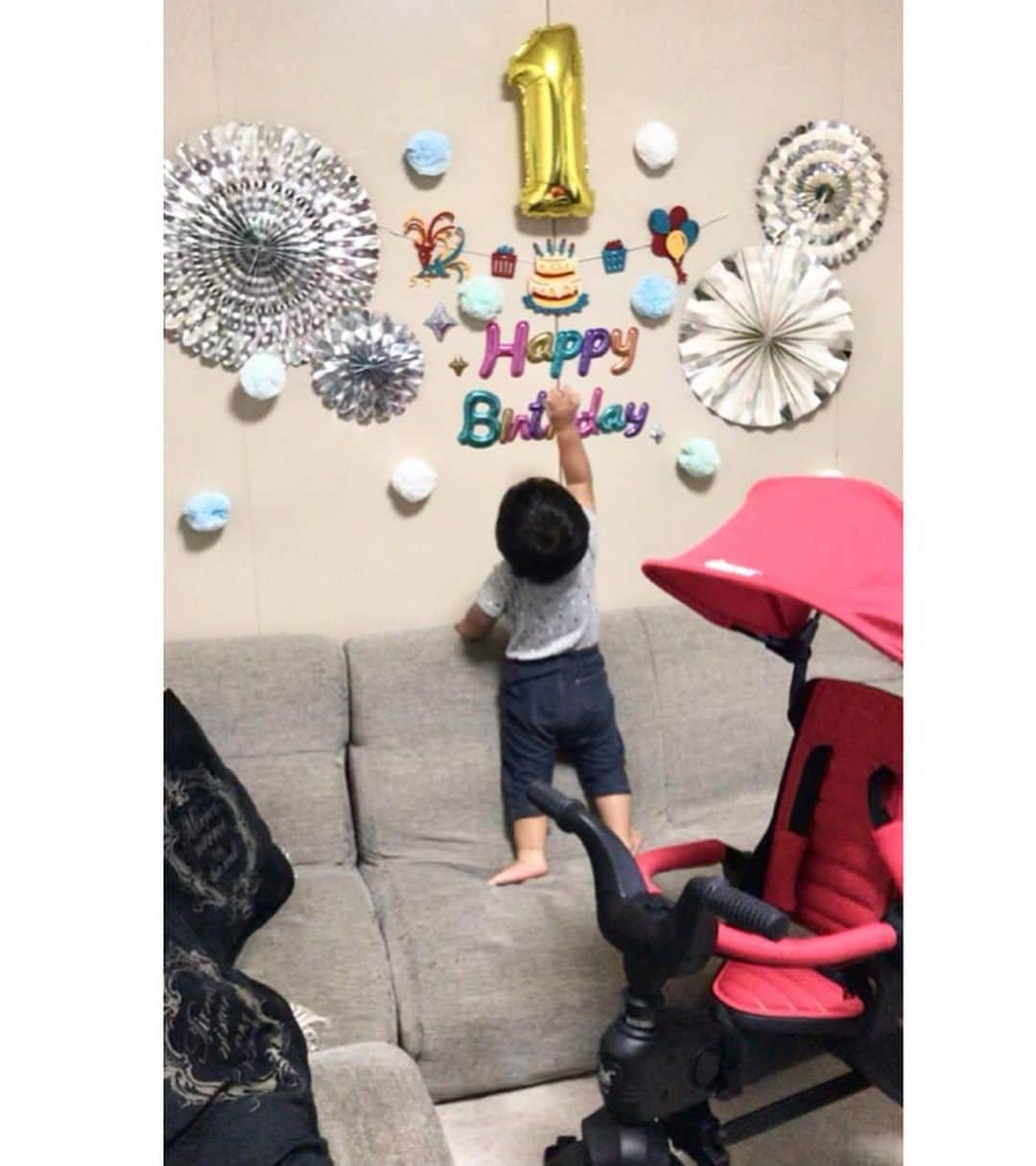 輝良まさとさんのインスタグラム写真 - (輝良まさとInstagram)「・ 真那人、1歳のお誕生日おめでとう❤️❤️❤️ ・ 1年前の今日、無事に産声をあげて産まれてきてくれたことを昨日のことのように鮮明に覚えてます❣️ 出産を終えたとき、無事に会えた安心の方が大きくて、後から主人が撮ってくれたムービーを見て涙が出てきました😭 ・ この1年間育児をしていて『もーー大変、無理、しんどい‼️』と思ったことは1度もなく、むしろとても楽しんで子育てすることができたのはやっぱり賢人のお陰🙏 ずーっとしたかった子育てができたし、賢人のお陰で私はたくましく、強く、優しくなれました😊 ・ ・ 初めてのお誕生日プレゼントは【折りたためる世界最小の三輪車】と謳われている【リキトライク】にしました❣️ お値段がちょっと可愛くなかったですが、初めての誕生日ということで、今年だけ奮発🤣👍笑 早速立ち乗りしてたので、ケガだけはほんと気を付けないと…笑 また公園で練習しようね😊‼️ ・ 来週から保育園も始まるけど、この1年でまたどんな成長を見せてくれるか楽しみにしてるね❤️ ・ ・ ・  #レインボーベビー#レインボーベビー真那人#令和元年ベビー#6月生まれ#1歳#なりました#お誕生日#おめでとう#生後366日#赤ちゃん#赤ちゃんのいる生活#ままのて#ママリ#ベビフル#可愛い#愛おしい#誕生日プレゼント#リキトライク#かっこいい#練習しようね」6月11日 21時22分 - kirahama0703