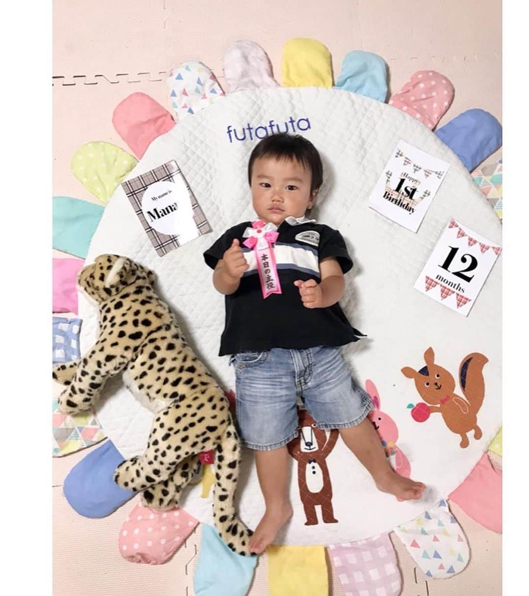 輝良まさとさんのインスタグラム写真 - (輝良まさとInstagram)「・ 真那人、1歳のお誕生日おめでとう❤️❤️❤️ ・ 1年前の今日、無事に産声をあげて産まれてきてくれたことを昨日のことのように鮮明に覚えてます❣️ 出産を終えたとき、無事に会えた安心の方が大きくて、後から主人が撮ってくれたムービーを見て涙が出てきました😭 ・ この1年間育児をしていて『もーー大変、無理、しんどい‼️』と思ったことは1度もなく、むしろとても楽しんで子育てすることができたのはやっぱり賢人のお陰🙏 ずーっとしたかった子育てができたし、賢人のお陰で私はたくましく、強く、優しくなれました😊 ・ ・ 初めてのお誕生日プレゼントは【折りたためる世界最小の三輪車】と謳われている【リキトライク】にしました❣️ お値段がちょっと可愛くなかったですが、初めての誕生日ということで、今年だけ奮発🤣👍笑 早速立ち乗りしてたので、ケガだけはほんと気を付けないと…笑 また公園で練習しようね😊‼️ ・ 来週から保育園も始まるけど、この1年でまたどんな成長を見せてくれるか楽しみにしてるね❤️ ・ ・ ・  #レインボーベビー#レインボーベビー真那人#令和元年ベビー#6月生まれ#1歳#なりました#お誕生日#おめでとう#生後366日#赤ちゃん#赤ちゃんのいる生活#ままのて#ママリ#ベビフル#可愛い#愛おしい#誕生日プレゼント#リキトライク#かっこいい#練習しようね」6月11日 21時22分 - kirahama0703