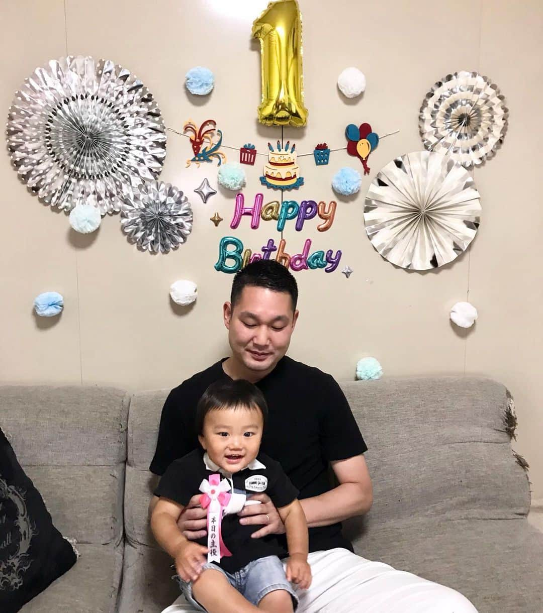 輝良まさとさんのインスタグラム写真 - (輝良まさとInstagram)「・ 真那人、1歳のお誕生日おめでとう❤️❤️❤️ ・ 1年前の今日、無事に産声をあげて産まれてきてくれたことを昨日のことのように鮮明に覚えてます❣️ 出産を終えたとき、無事に会えた安心の方が大きくて、後から主人が撮ってくれたムービーを見て涙が出てきました😭 ・ この1年間育児をしていて『もーー大変、無理、しんどい‼️』と思ったことは1度もなく、むしろとても楽しんで子育てすることができたのはやっぱり賢人のお陰🙏 ずーっとしたかった子育てができたし、賢人のお陰で私はたくましく、強く、優しくなれました😊 ・ ・ 初めてのお誕生日プレゼントは【折りたためる世界最小の三輪車】と謳われている【リキトライク】にしました❣️ お値段がちょっと可愛くなかったですが、初めての誕生日ということで、今年だけ奮発🤣👍笑 早速立ち乗りしてたので、ケガだけはほんと気を付けないと…笑 また公園で練習しようね😊‼️ ・ 来週から保育園も始まるけど、この1年でまたどんな成長を見せてくれるか楽しみにしてるね❤️ ・ ・ ・  #レインボーベビー#レインボーベビー真那人#令和元年ベビー#6月生まれ#1歳#なりました#お誕生日#おめでとう#生後366日#赤ちゃん#赤ちゃんのいる生活#ままのて#ママリ#ベビフル#可愛い#愛おしい#誕生日プレゼント#リキトライク#かっこいい#練習しようね」6月11日 21時22分 - kirahama0703