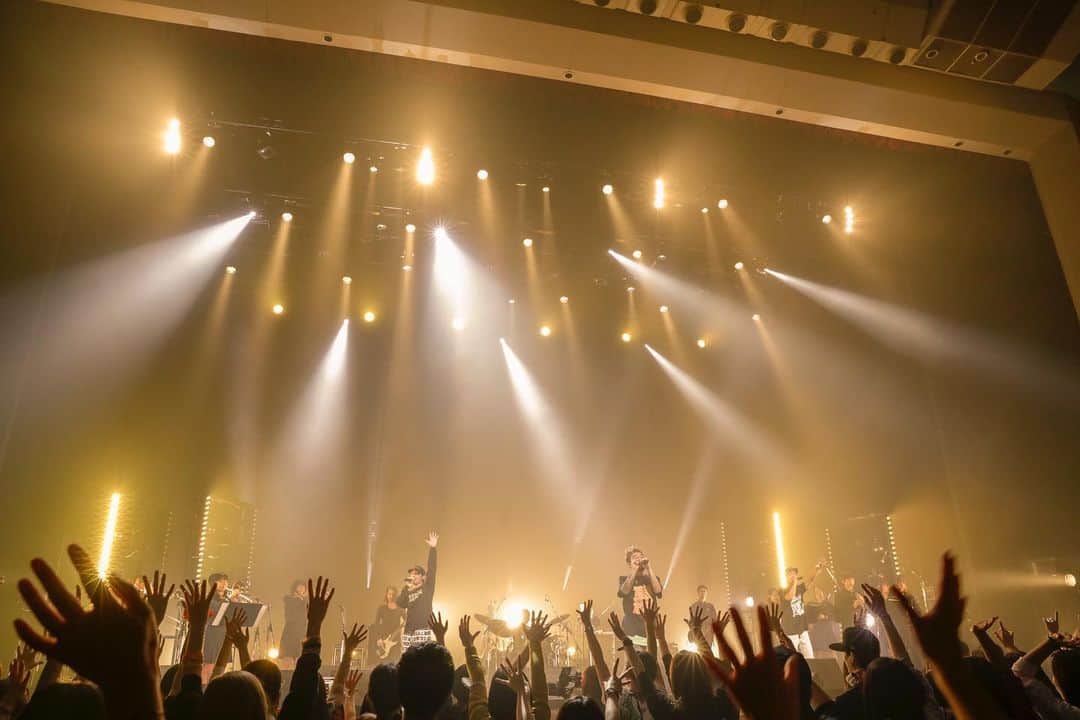 ORANGE RANGEのインスタグラム：「YouTubeプレミア公開ラストは『#ELEVENPIECE』ツアーNHKホール公演を6月13日 20時より配信  アルバム5作品の歴代ツアー映像公開ラストの第五弾は、11枚目のオリジナルアルバム『ELEVEN PIECE』を提げて、2018年から2019年にかけて日本と台湾で行われたワンマンツアー「#ORANGERANGE LIVE TOUR 018-019 ～ELEVEN PIECE～」より、国内クライマックスとなった2月8日のNHKホール公演の模様を収めた映像作品。 最新アルバム中心の選曲ながら、過去に発表してきたお馴染みの楽曲と、ここ数年意欲的に行ってきたリスナーと共に作るコラボレーションでは、高校のオーケストラ部やダンス専門学校との共演をはじめ、アンコールで披露した総勢58名の合唱団を従えた『Family』など、「バンド×吹奏楽」「バンド×ダンス」、そして「バンド×合唱」といった様々な形を表現した全21曲のライブ映像をYouTubeでプレミア公開。ぜひ視聴予約をしてご覧ください  ライブセットリスト全曲のプレイリストはこちら https://jvcmusic.lnk.to/ORANGERANGELIVE1819 ・ ORANGE RANGE LIVE TOUR 018-019 ～ELEVEN PIECE～ 2020年6月13日(土) 20:00～ @youtube プレミア公開 https://youtu.be/_6M5mjvDWTE 6月20日(土)までの期間限定公開となります。 @orangerange_official」
