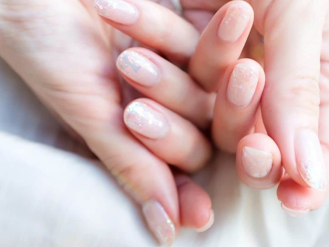 のインスタグラム：「オーロラネイル 指先きらきら〜✨ 質問にたくさんあった人気のネイル♡ #nail #aurora #aikunail」