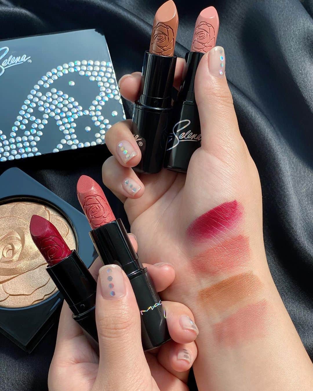 M∙A∙C Cosmetics Japanのインスタグラム：「【明日公式オンラインショップ先行発売】 アメリカで大人気のコレクション【M·A·C セレーナ ラ レイナ】がついに日本に登場✨ ㅤ ローズのエンボスを施したリップスティックやリップグロス、リキッド リップカラー、リップペンシルが限定パッケージに🌹 スワイプしてリップ全製品のスウォッチをチェック👉 ㅤ ㅤ ☑︎リップスティック 全4色 (税込3,630円) ☑︎リップガラス 全3色 (税込 3,190円) ☑︎レトロ マット リキッド リップカラー 全2色 (税込4,510円) ☑︎リップペンシル 全2色 (税込 2,860円） ㅤ ㅤ *6月12日(金) 公式オンラインショップ先行発売 *7月3日(金) 全国発売 ㅤ ※6月12日(金) 午前10時 公式オンラインショップにて先行発売予定。システムの影響により、発売が多少前後する可能性がございます。何卒ご了承ください。 ㅤ ㅤ 【公式オンラインショップ限定特典】 ☑︎本日から6月25日(木) 23:59まで全品送料無料！ ☑︎初回ご購入のお客様へ10% OFFクーポンをプレゼント（クーポンコードwelcome） ㅤ #MACセレーナ #MACSelena #MACCosmeticsJapan #MACCosmetics #MAC #MACコスメ #マックコスメ #コスメ #メイク #美容 #化粧品 #デパコス #コスメ部 #コスメマニア #コスメ好き #コスメ好きさんと繋がりたい #メイク好きな人と繋がりたい#夏メイク #夏コスメ #ツヤ肌 #透明感 #キラキラコスメ #MACリップ #血色感 #血色メイク #ブラウンメイク #新作コスメ #限定コスメ #コスメ紹介#スウォッチ」