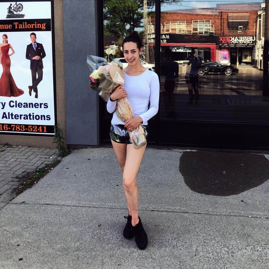 ネッタ・シュライバーのインスタグラム：「22. So grateful for all of the lessons that I’ve learned over the past few years, the people that I love, and the ability to do what ignites my soul.  On another note I want to wish a happy happy birthday to my literal second half - @nadavschreiber ! ‏אין לי מילים להגיד כמה אני גאה בך. ‏לומרות שאני עצובה שאנחנו לא יכולים לבלות ביחד  ביום הולדת שלנו, ‏אני יותר שמחה לראות איך שאתה מצטיין בחיים. אני מתגעגעת מאוד, ‏והמון חיבוקים.‏ ❤️」