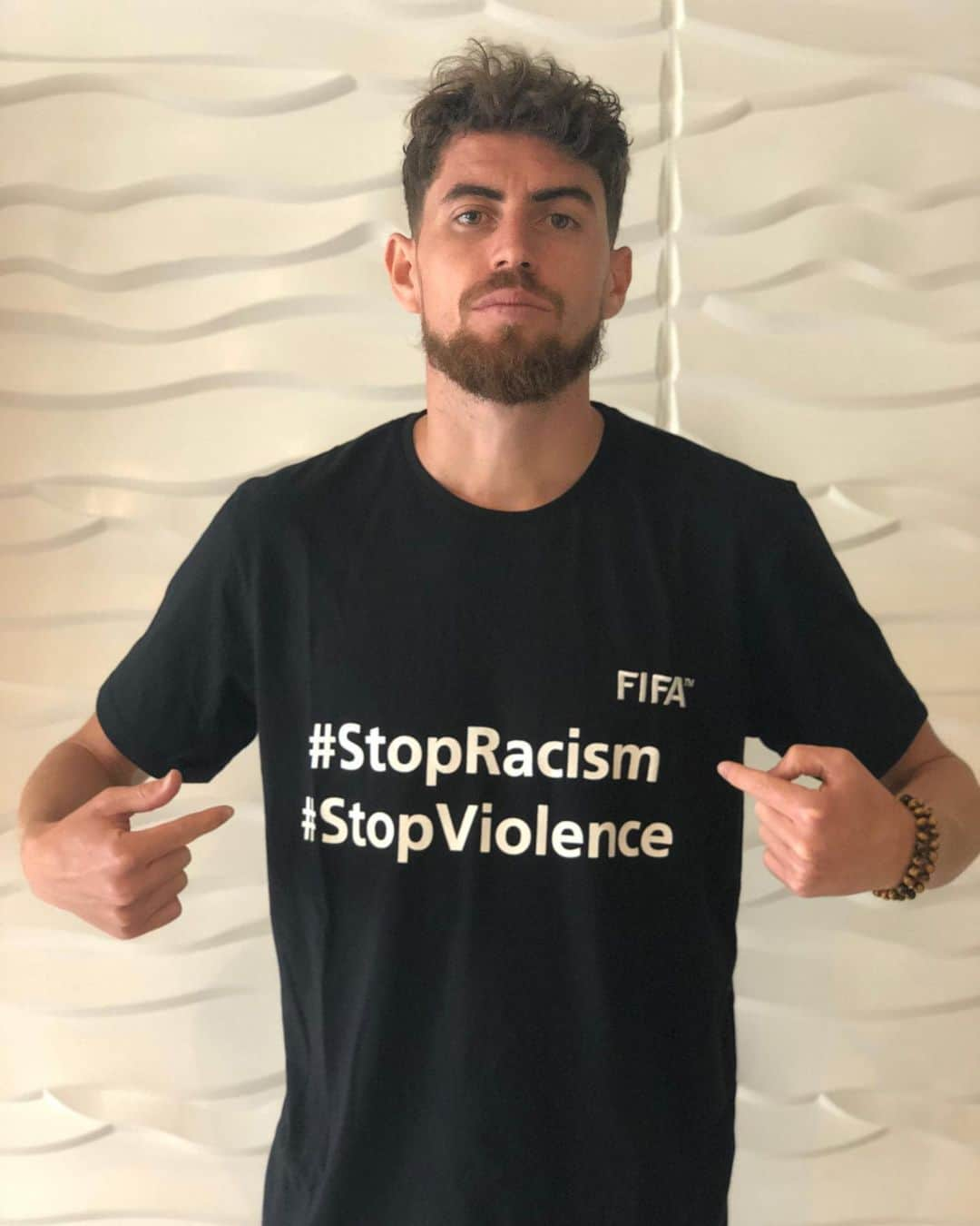 ジョルジェ・ルイス・フレーロさんのインスタグラム写真 - (ジョルジェ・ルイス・フレーロInstagram)「All players stand in solidarity with the fight for equality and justice #stopracism #stopdiscrimination #stopviolence #fifalegends」6月11日 21時20分 - jorginhofrello