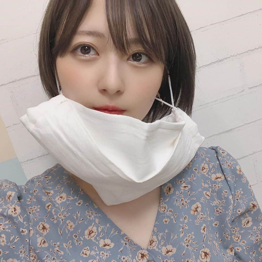 こばしり。さんのインスタグラム写真 - (こばしり。Instagram)「頑張って19時から2時間くらい手作りマスク作ってたのにサイズめちゃくちゃ間違えてたっぽい...😇﻿ ﻿ 途中からデカいかもなって思ってたけど、最終的に良い感じになるの予想してたけどやっぱりデカい😷﻿ ﻿ でもマスク作るのは初だったから、記念に自撮りをして、盛れた。」6月11日 21時20分 - lovetomato_24