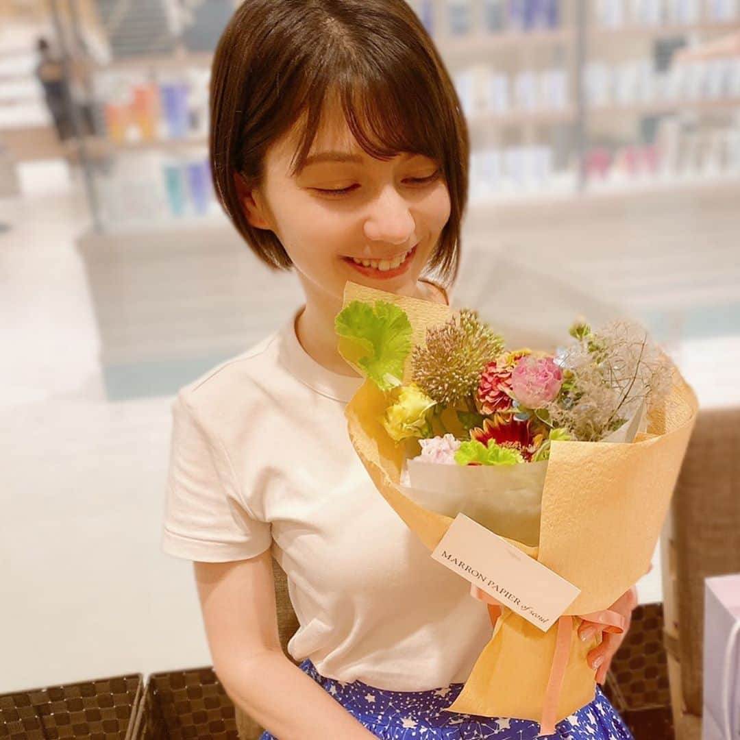 リンさんのインスタグラム写真 - (リンInstagram)「#私の好きな人 #お花と私 #花束  #愛おしい」6月11日 21時31分 - lynn.06.01