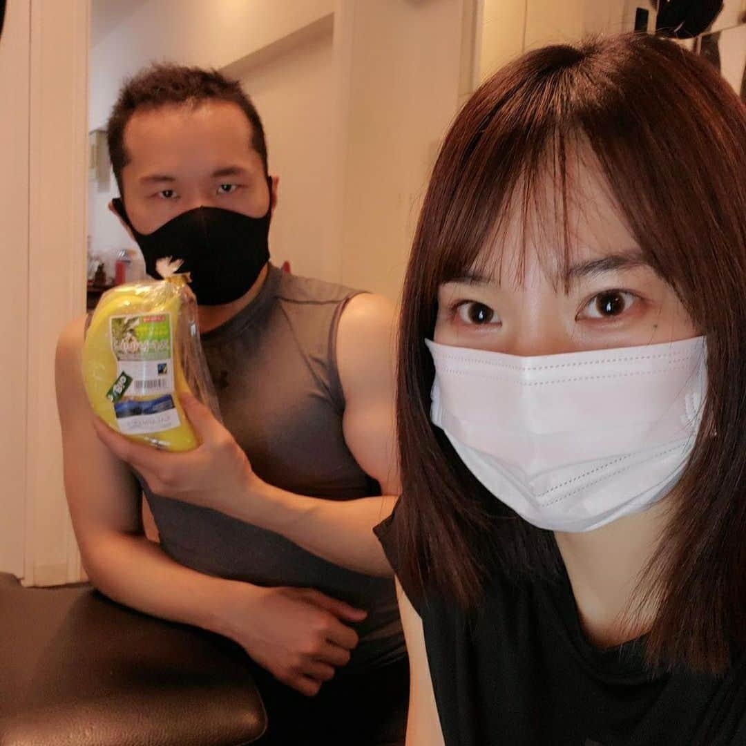 半田健吾さんのインスタグラム写真 - (半田健吾Instagram)「[知っているとやっている]  久々に来た！　@__renao_0707 さん Birthdayプレゼントにバナナありがとうほし一本一本食べてます（笑）  さて！2ヶ月ぶりの体は、、さすが自分でもやってただけあってそこまで衰えを見せない！ ただ！聞くのはわかっていても見てもらえないとやりきれない  という声！！ よく聞くよね！ あぁ〜ダイエットね！〇〇やればいいんでしょ？ ↑ これも大体間違ってるんだけど でも〇〇がさぁ〜って、、 やり方わかっていても痩せられないからみんな困っている  それで理想の体が手に入ったら僕らはいない^ ^ とっくに廃業してる（笑） 問い合わせがパーソナル、リモート共に増えてます！ ありがたい限りです^ ^ 今年こそ理想の体で終えましょう！！ [KENGO &ATSUSHIのおかげで痩せました]と1000人に言ってもらうプロジェクト進行中🦍✨ 現在429人！  リモトレカウンセリング希望の方は  LINE公式アカウントから必ずお名前と[カウンセリング希望]と発言してください^_^  オンラインで完結するトレーニング [リモトレ]が大好評です✨  こちらのプロフィールのリンクから登録どうぞ♪ ↓ @kengo6010」6月11日 21時31分 - kengo6010