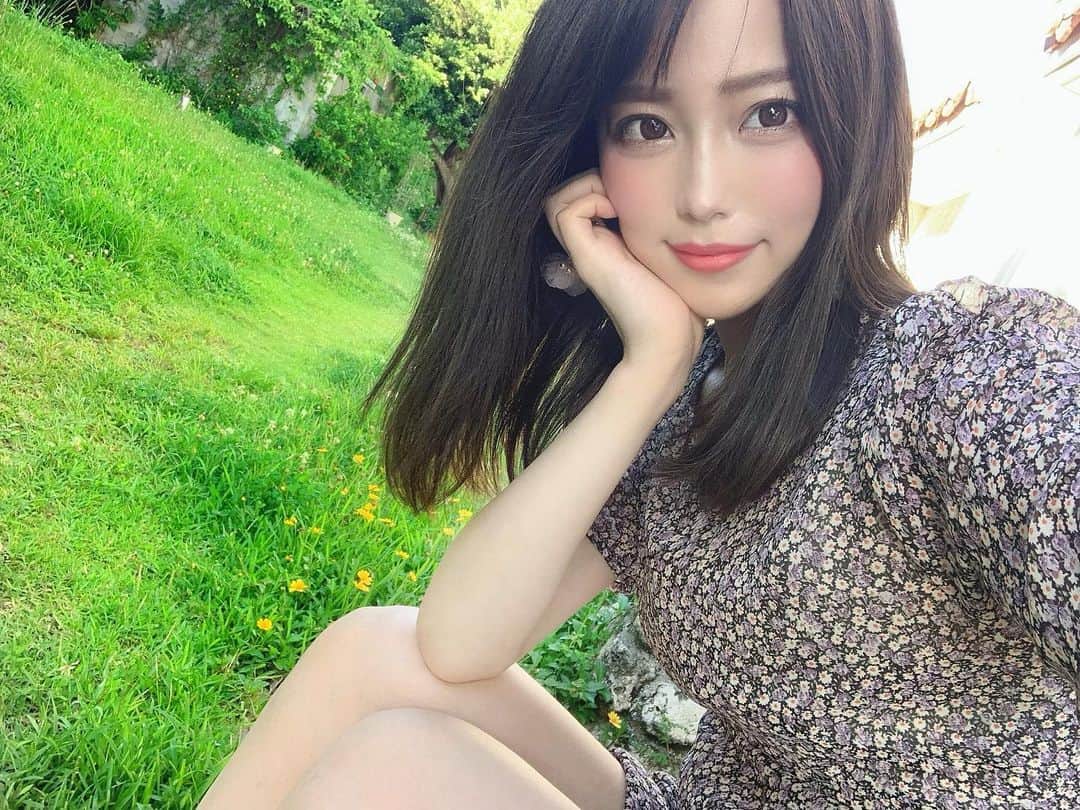 のインスタグラム：「. 梅雨始まっちゃったね😣💦🌂 . 写真ぐらいは爽やかなもの 載せようかな🤔💭💕 . 写真のワンピは @rurushushu_ の 花柄のミニワンピースだよ🌷 . 最近ラベンダー系の色に 目がいきがち...🦄💜 . . 後、水色🦋とピンク🌸← . #花柄ワンピース #アクセサリー #ハンドメイドピアス #ハンドメイド # #可愛い #Flower #ピアス #お花 #セルカ#selca #selfie #グリーン #green #梅雨 #お買い物#shopping #medium#ミディアムヘア#hairstyle #コーデ #ワンピース #ワンピ #うすはりグラスはずるくない？#はにゃ？」