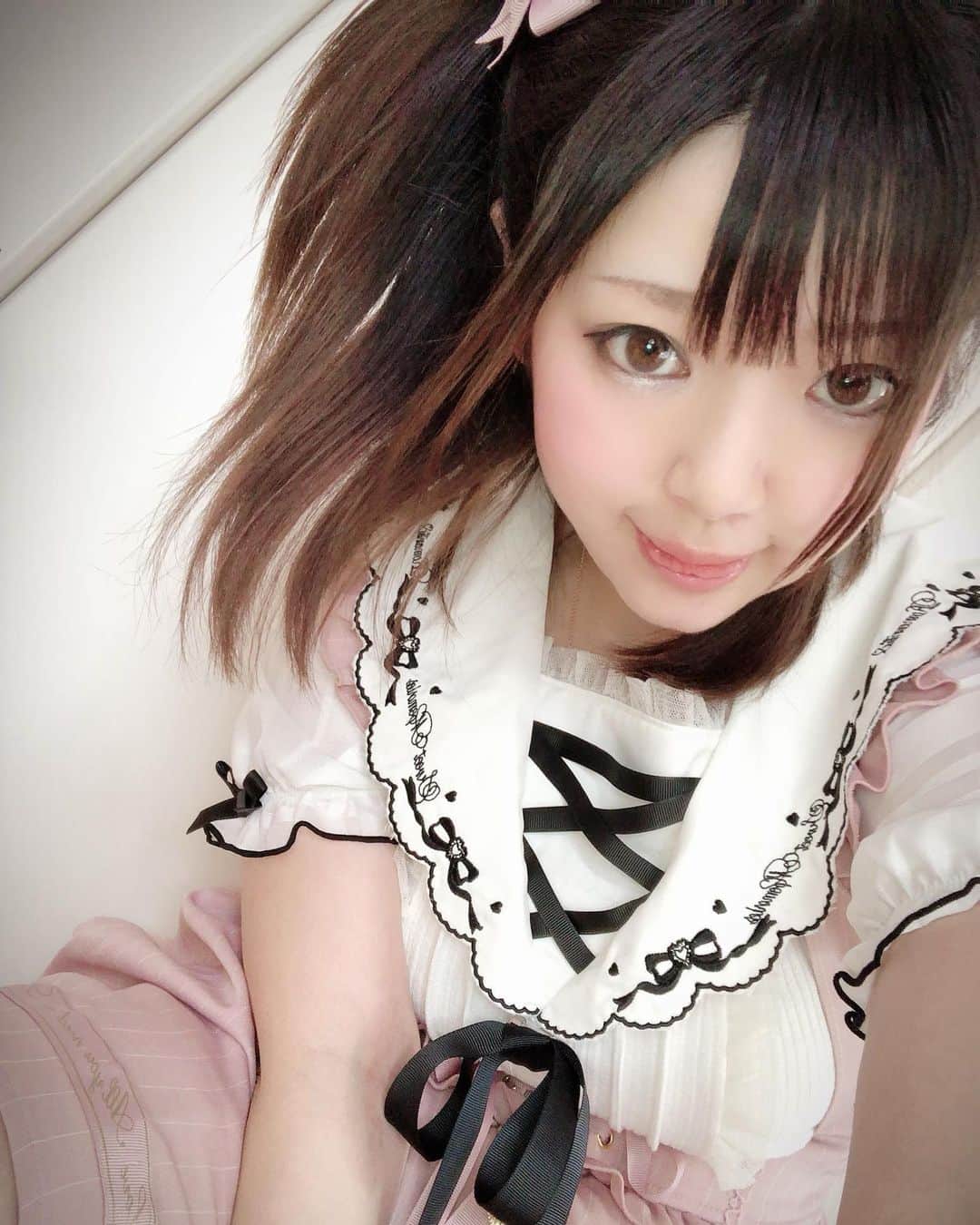 音羽莉夢のインスタグラム：「全身リズリサコーデ🐹💓 #童顔ロリ巨乳 #合法ロリ #ロリコンホイホイ #撮影会モデル #音羽莉夢 #アミックエンターテインメント  #グラドル自画撮り部 #グラドル #lizlisa #リズリサ #ツインテール」