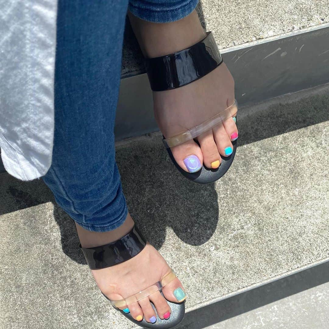 ayumiのインスタグラム：「💅 梅雨入り前にいってきたよ〜🙆‍♀️🌞 カラフルネイルで気分あげ😍🌈🌈 #フットネイル #ネイルサロンアクイユ#銀座ネイル」