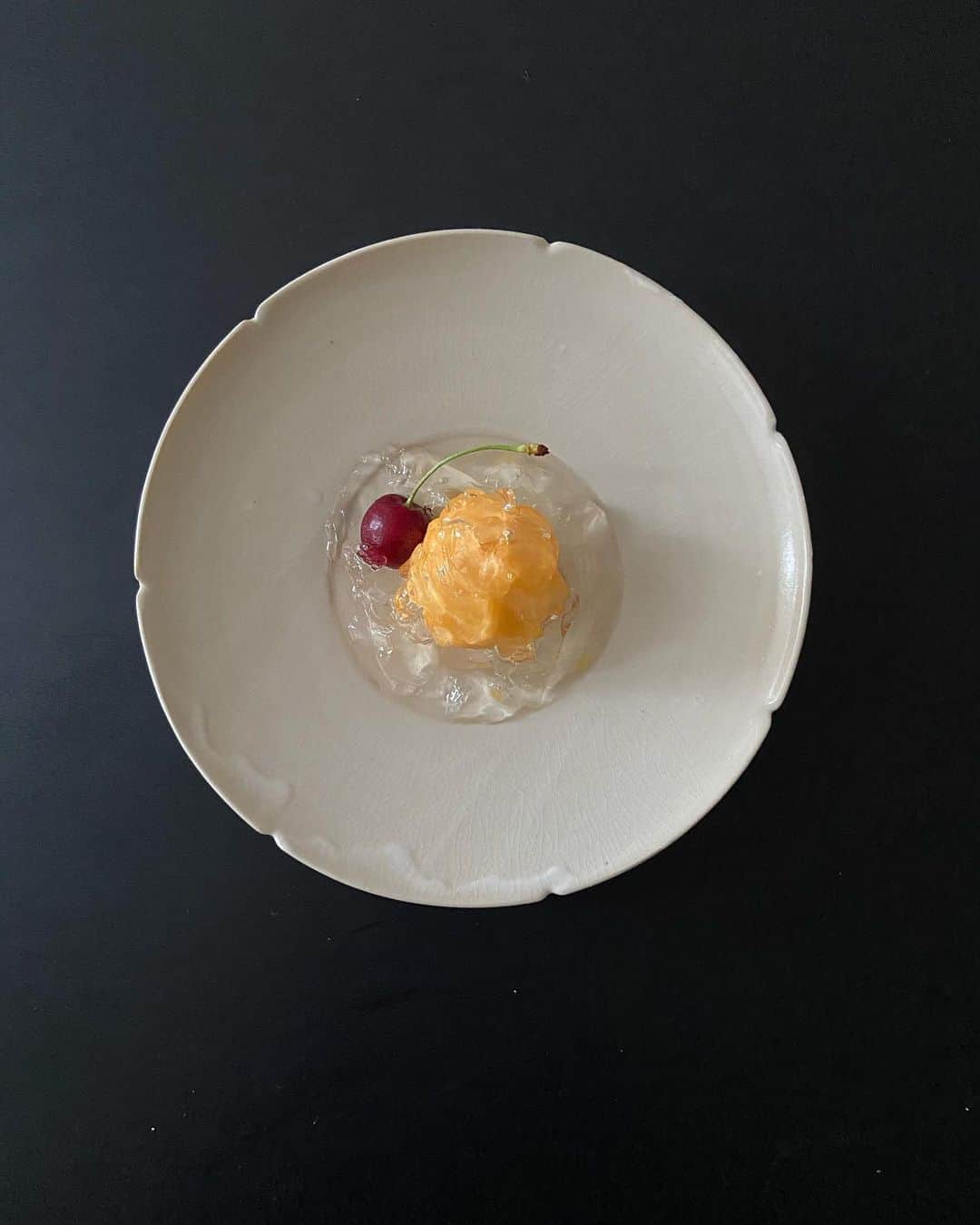 渡辺有子のインスタグラム：「愛しの角田淳さんの器。FOOD FOR THOUGHTで明日からお取り扱いがはじまります！彼女の器には一貫しておおらかさを感じます。そのなかに女性らしいエレガントさがあり、そのバランスが心地良いのです。そして料理とお菓子どちらも、そのおおらかさで受け止めてくれます。 日々の食卓に登場する場面がいくつも想像できます。ひとたび手にしたら、長く愛用することになるでしょう。  明朝6/12 の10:00より、オンラインショップにてスタートです。ぜひぜひ、ご覧くださいね。写真の輪花七寸皿、イッチン皿のほか、隅切り長方皿など、どれも本当に使いやすい器がたくさんあります。  @foodforthought_shop  #角田淳」