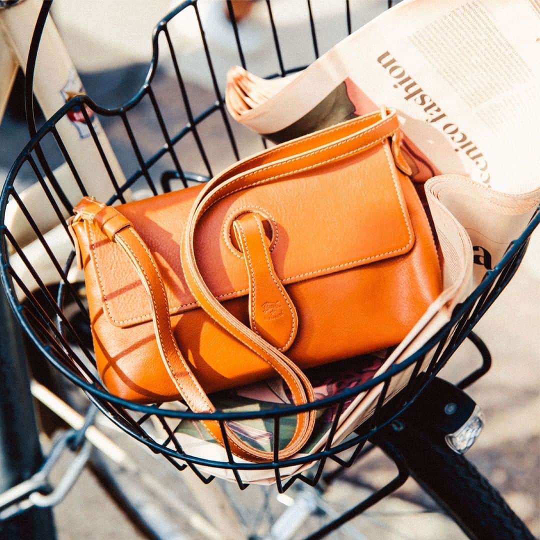 イルビゾンテのインスタグラム：「Going somewhere? There’s a Il Bisonte bag for that. ☆ #ilbisonte #accessories #SS20 #leatherbag #instastyle」