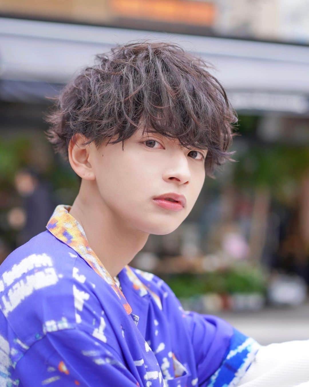 のインスタグラム：「. 📸 〜Other cut  series〜 📸 . . 出井 直助✖️あいす @ak_uop . ✂️ディバイン マッシュ✂️ . 【ホットペッパー】最新号にも掲載中の、 あいす君と初コラボした時の🏝初夏STYLE🏝 . ゆるスパの無造作マッシュ😎 . 🔴カットベースは、サイドから襟足にかけて、 2ブロックを入れた、やや重めのマッシュ✂️ . 🔵ゆるめのスパイラルパーマを全体に施すことで、 スタイリングも超簡単にキマります✂️ . #OCEANTOKYOWEST #オーシャントーキョーウエスト #メンズヘア#あいすくん#出井直助」