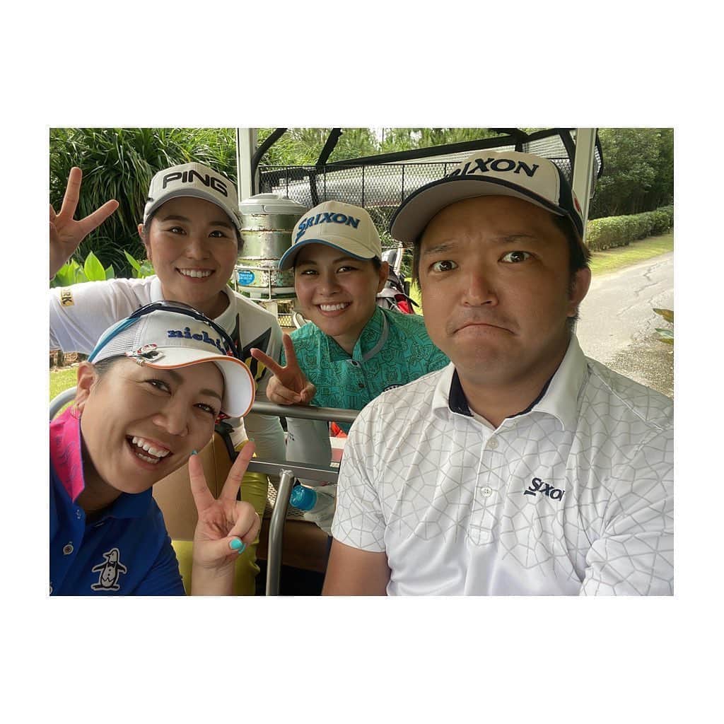 宮里美香さんのインスタグラム写真 - (宮里美香Instagram)「*** Enjoyed golf!!!!!🥳 . . 後輩プロゴルファー達とのラウンド⛳️ 楽しすぎる時間でした！！ 最高🤜🤛😆 . . 真美子、ひーなー、しょーへい ありがとう🧡 . みんなのスイング動画も載せておきまーす✨🏌️‍♀️🏌️‍♂️ . . #golf  #okinawa #progolfers  #enjoyed #wehadagoodtime  #久しぶりに #みんなでゴルフ #ちょー楽しかった  #うちなーんちゅ #プロゴルファー #比嘉真美子 #新垣比菜 #狩俣昇平」6月11日 21時40分 - mikamiyazato_official