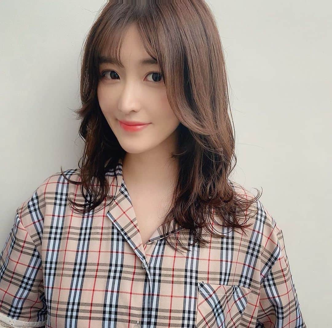 のインスタグラム：「久しぶりの美容院💇‍♀️ @urealm_omotesando にて☺️ 森上さんにカラーカットしてもらいました✌️カラーはオリーブカラー✨ポニーテールの時に可愛いもみあげカットもしてもらいました💓@mineyukimorikami さんありがとうございました😊 キングダム全巻置いてあって、キングダムトークできて楽しかったです☺️この表紙の政がかっこいい❤️ #表参道　#urealm #ヘアスタイル　#머리스타그램 #헤어스타일 #haircut #hairstyle」