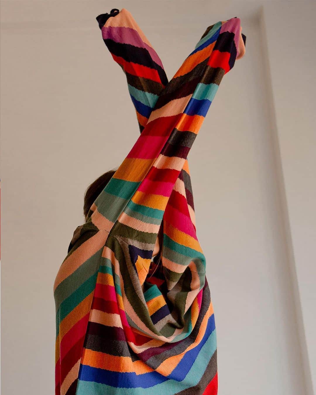 ポールスミスさんのインスタグラム写真 - (ポールスミスInstagram)「Friends and creatives @sarahhalpin and @ownwayofinspiration, show us a casual way to wear #PaulSmith stripes from the comfort of their home.  Just 👆🏼the link in our bio to see the full shoot.  #PaulSmith #stripes #colour #creative #London」6月11日 21時34分 - paulsmithdesign