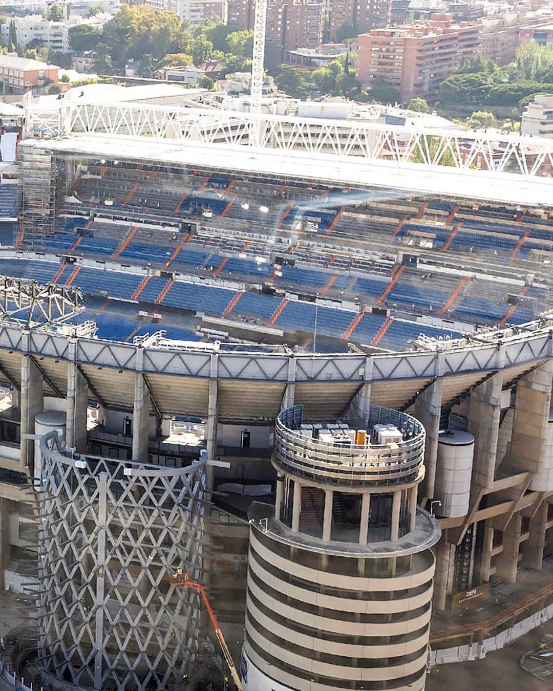 レアル・マドリードさんのインスタグラム写真 - (レアル・マドリードInstagram)「🏟️🏗️ Work in progress: Santiago Bernabéu stadium ¡Avanzan las obras en el Bernabéu! 🔗 MORE INFO: Link in bio #RealMadrid | #HalaMadrid」6月11日 21時34分 - realmadrid