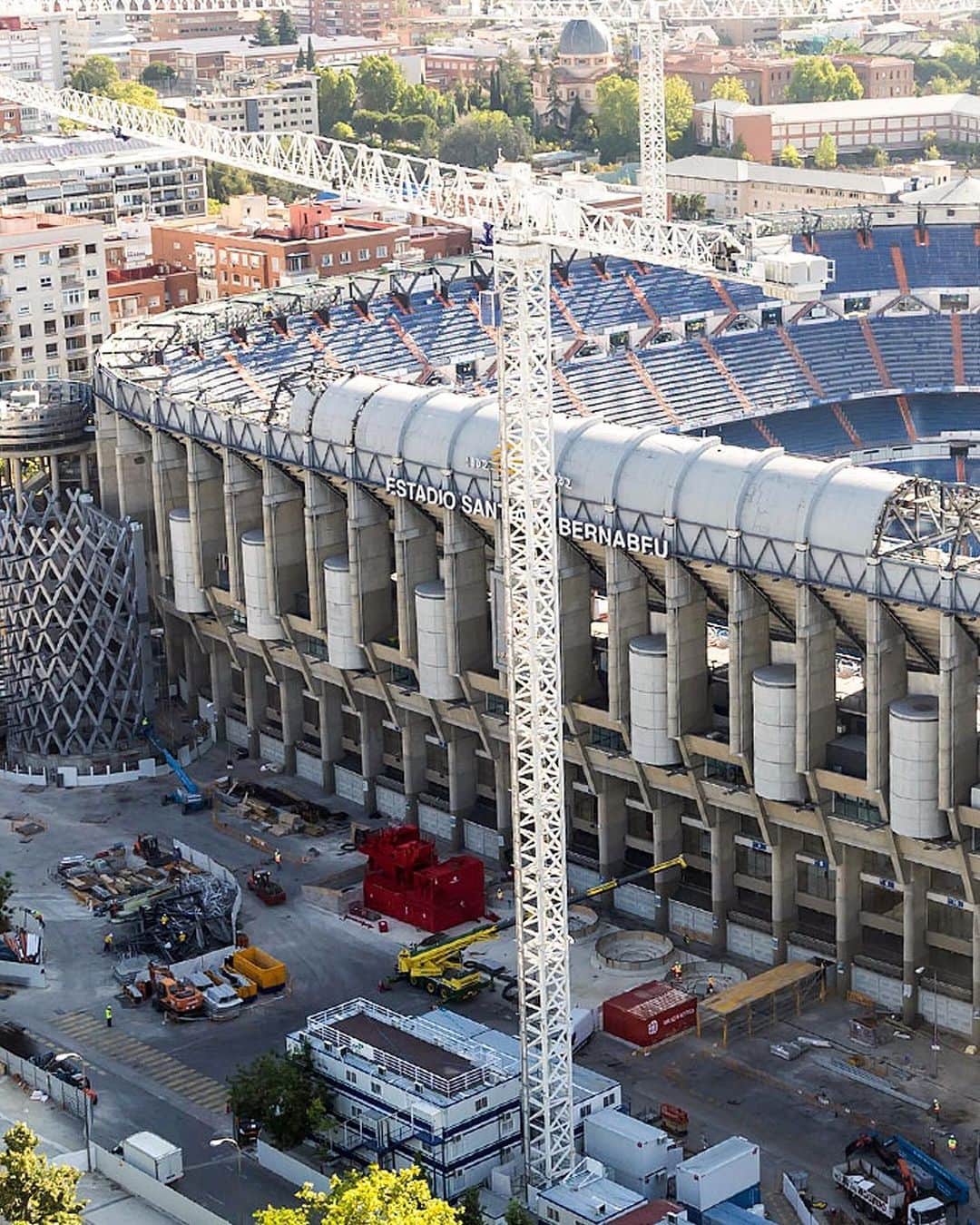 レアル・マドリードさんのインスタグラム写真 - (レアル・マドリードInstagram)「🏟️🏗️ Work in progress: Santiago Bernabéu stadium ¡Avanzan las obras en el Bernabéu! 🔗 MORE INFO: Link in bio #RealMadrid | #HalaMadrid」6月11日 21時34分 - realmadrid