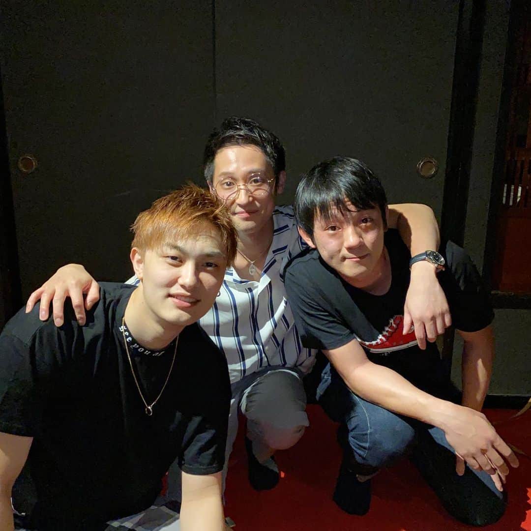 宇都直輝のインスタグラム：「たくさんのDMやストーリー、LINEとお祝いしてもらえて幸せです！ ありがとうございます(つω`*) 20代ラストも駆け抜けたいと思います。 まだまだ受け付けます(*´Д｀*) 特にプレゼント。笑笑  #久々の再会#幼なじみ #祝ってくれてありがとう #29歳」