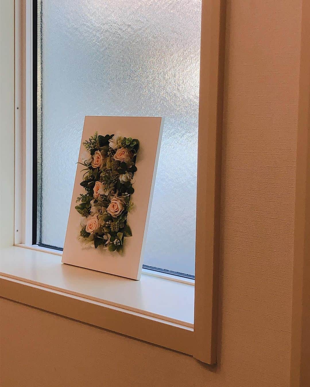 中野みやびのインスタグラム：「Flower  #花 #flower #綺麗 #可愛い #雰囲気 #お洒落 #room #rose #バラ #薔薇 #white #pink #green #民謡ガールズ #みやび」