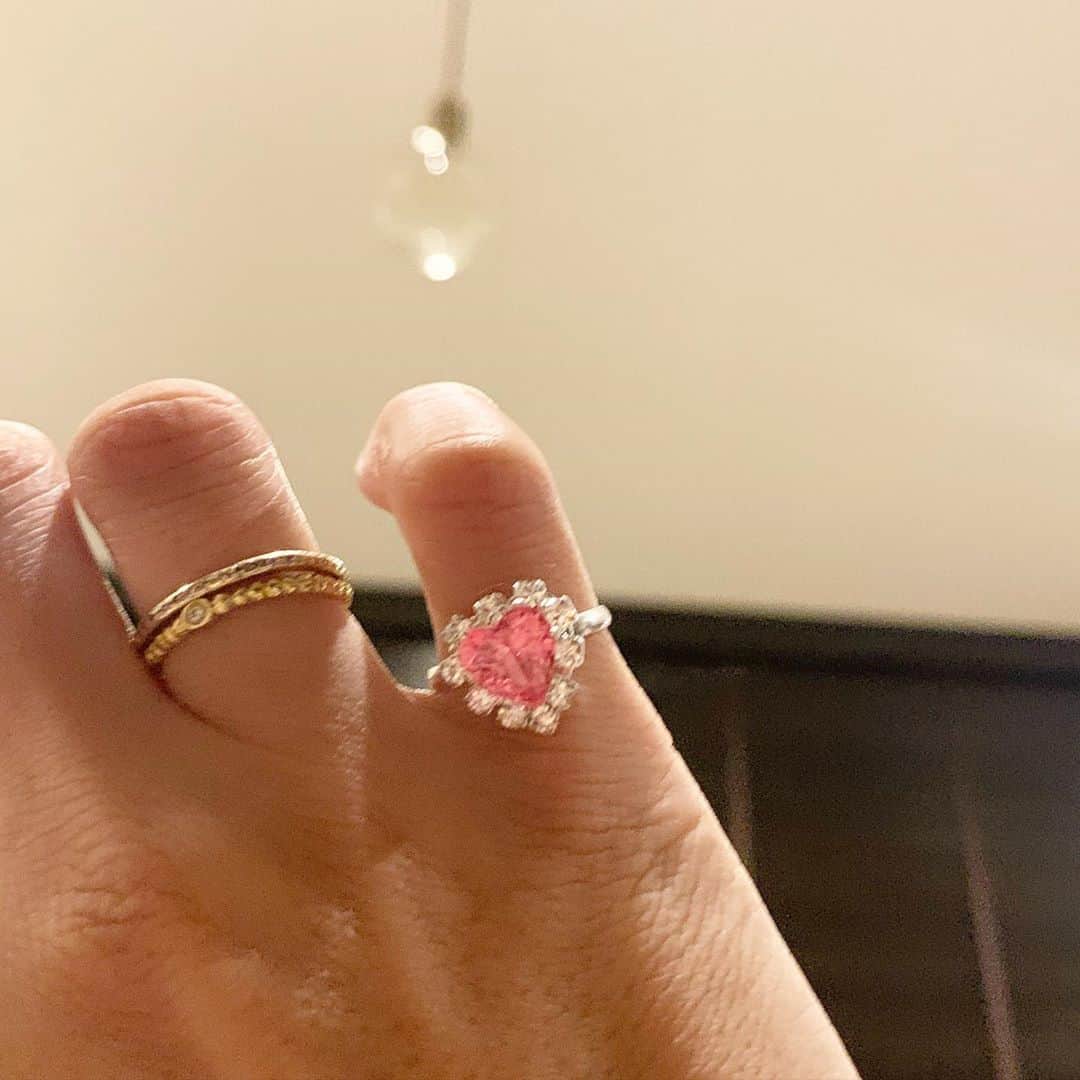 ギャル曽根さんのインスタグラム写真 - (ギャル曽根Instagram)「娘からのプレゼント。 大事にしている指輪をもらいました💍 #ちょっと派手かな？ #さてどこにつけていこう🤔」6月11日 21時42分 - galsone_1204